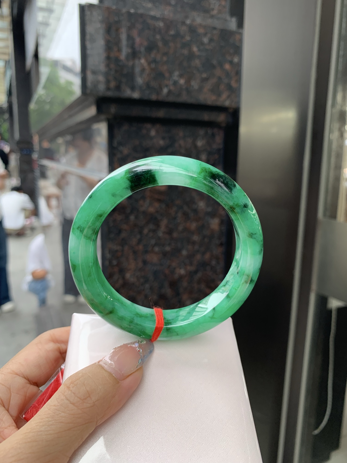 满绿正圈 58.7-10-13.3 0509-N670 打灯细纹，微底妆水润，满圈阳绿鲜艳青翠，色泽均匀分布，举手投足之间散发出来的贵气感