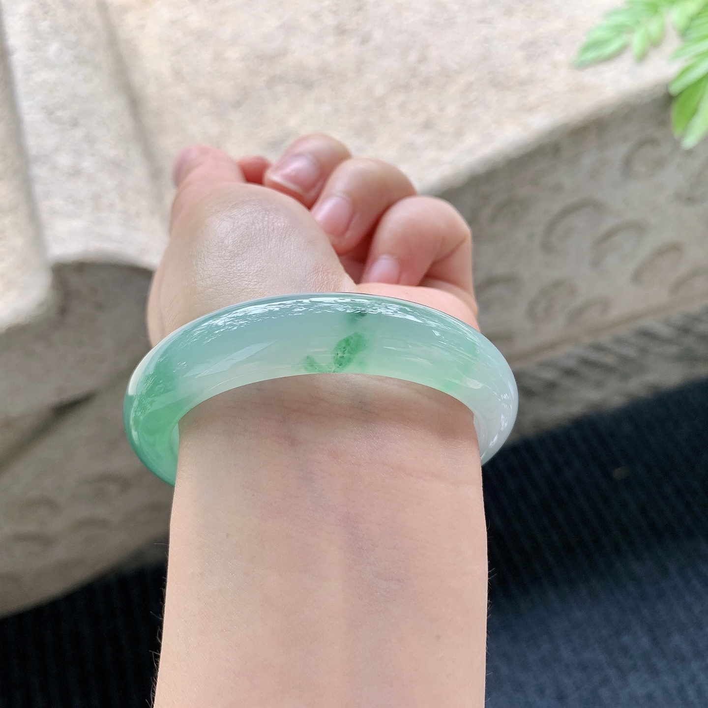 贵妃53 54 圈口54/46.8/13/8 编码A1051023 描述糯冰晴绿，水润，种老，细腻，打灯有棉线