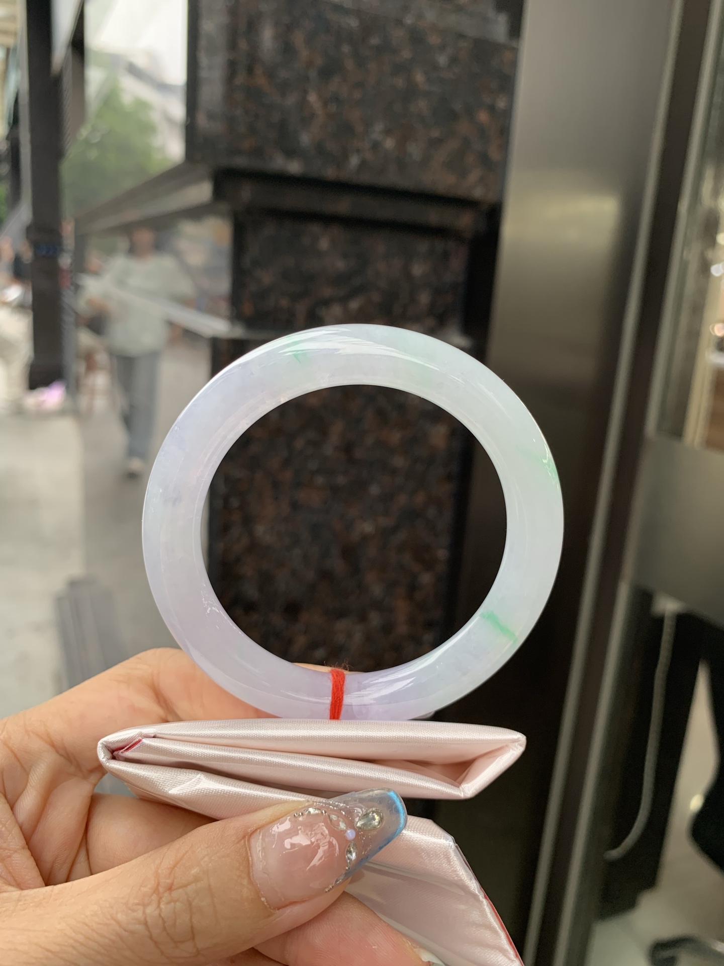 冰淡春彩圆条 0509-N648 打灯冰晶结构，细纹，底妆水润，淡淡粉底色和晴绿底搭配，如春天的繁华