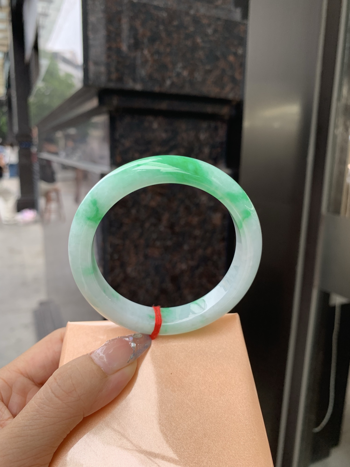 白底青正圈 57-8.4-11.6 0509-N673 打灯细纹，不影响，底妆冰润，半圈阳绿花点缀腕间风华，干净纯净的底色上，一抹翠色肆意流淌，宛如春日里的繁华盛景