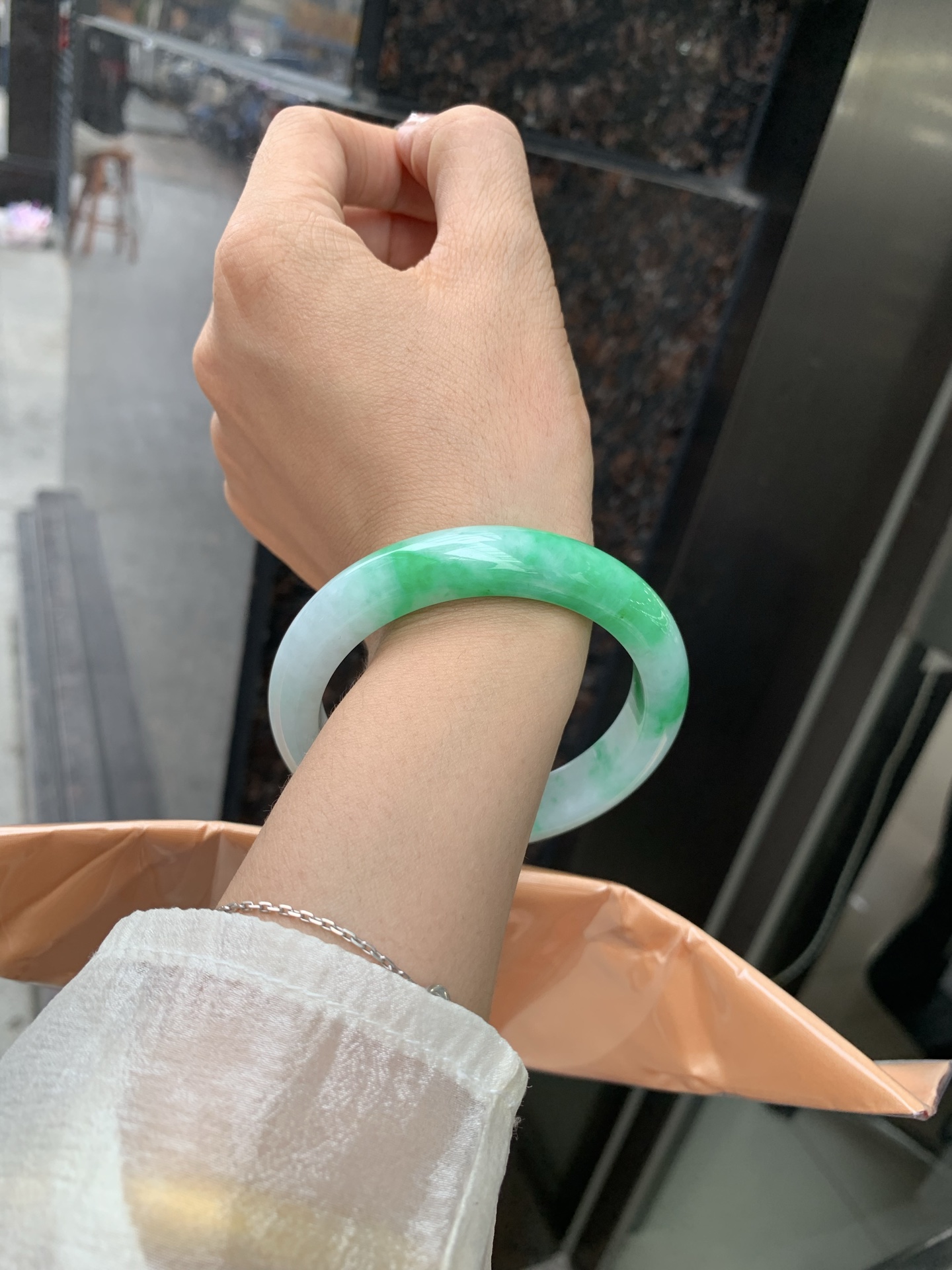 白底青正圈 57-8.4-11.6 0509-N673 打灯细纹，不影响，底妆冰润，半圈阳绿花点缀腕间风华，干净纯净的底色上，一抹翠色肆意流淌，宛如春日里的繁华盛景