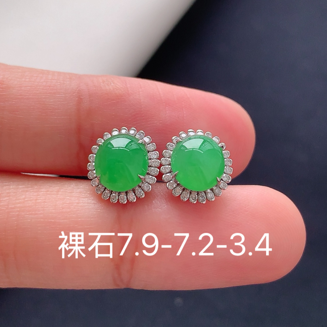 ️阳绿耳钉。翠色清新，饱满细腻，佩戴精致优雅 货号28506，7.9-7.2-3.4