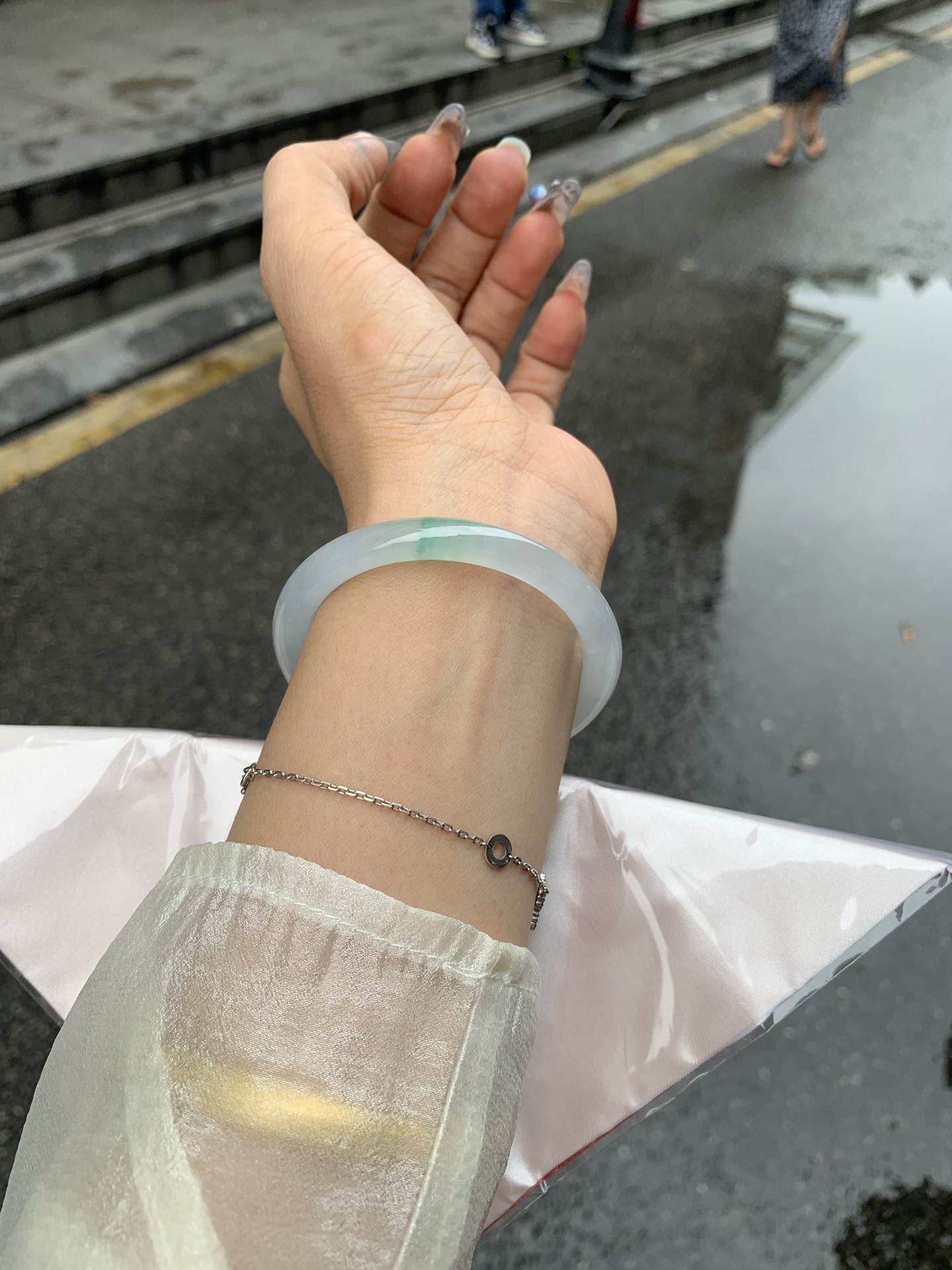 冰飘绿美人条 51.5-7-7.1 0509-75766 无裂，底妆冰透起光，清爽的底子飘两抹绿花，鲜活而灵动，犹如新冒的嫩芽，艳丽惹人