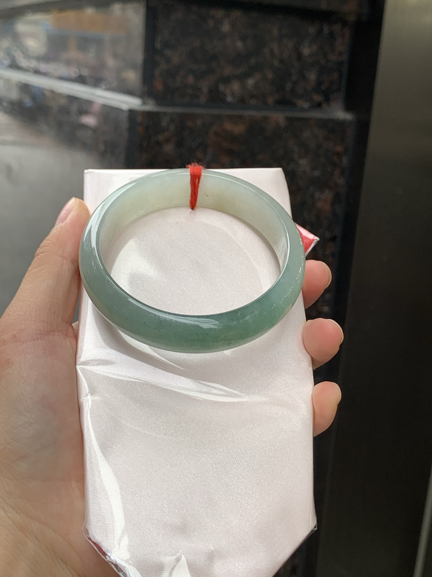 半山水宽版正圈 0509-N470-3 无裂，有矿点，底妆水润，半山半水天然意境，上手不挑皮，自带清冷感，低调不张扬，越看越有味道