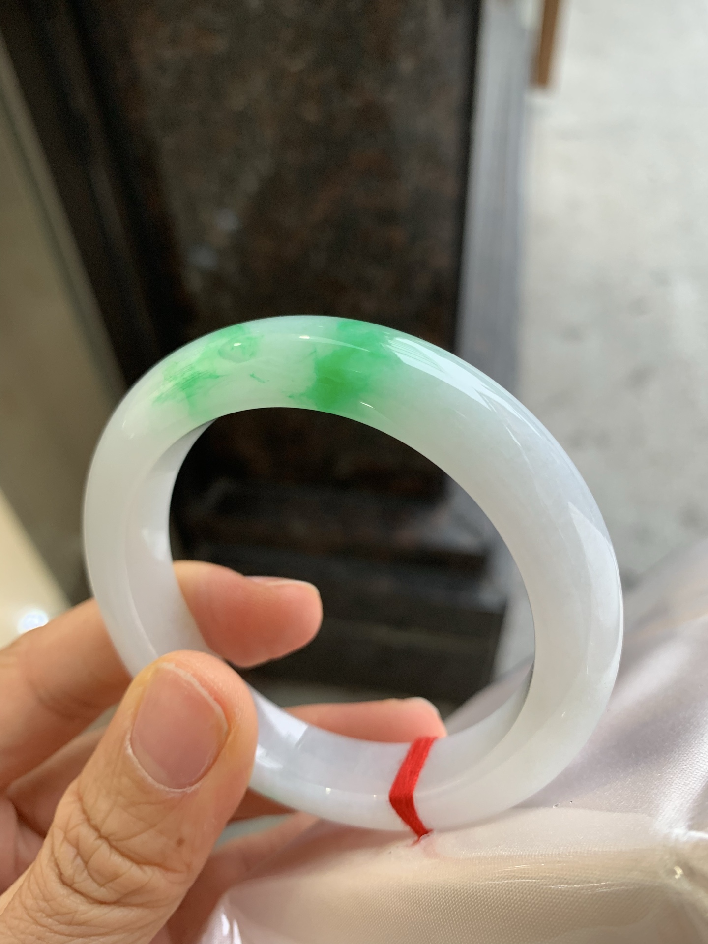 正圈飘绿 微瑕疵微扣 尺寸：52.8/11.4/9 清爽色辣