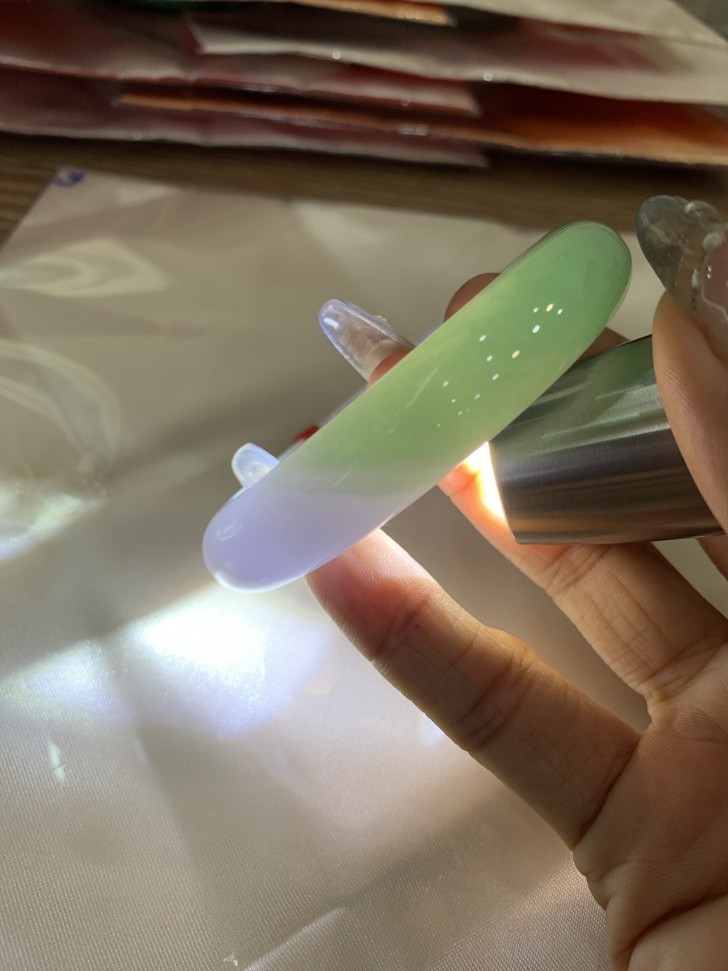 春彩半山水正圈 53.5-9.3-12.5 0509-N674 打灯有纹，底妆细腻，半山半水果绿与紫罗兰相互映衬，相得益彰，大气高雅