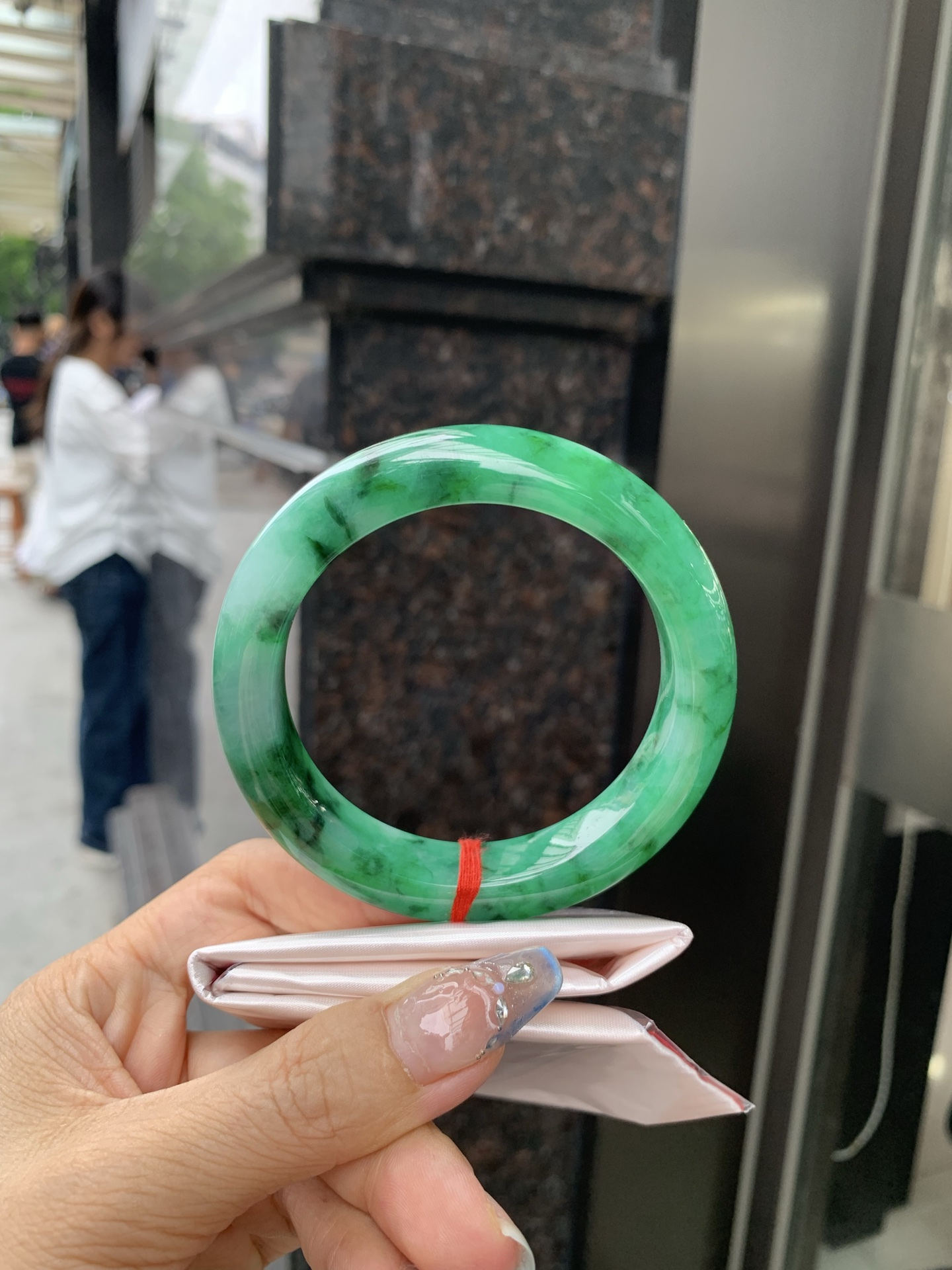 满绿正圈 58.7-10-13.3 0509-N670 打灯细纹，微底妆水润，满圈阳绿鲜艳青翠，色泽均匀分布，举手投足之间散发出来的贵气感