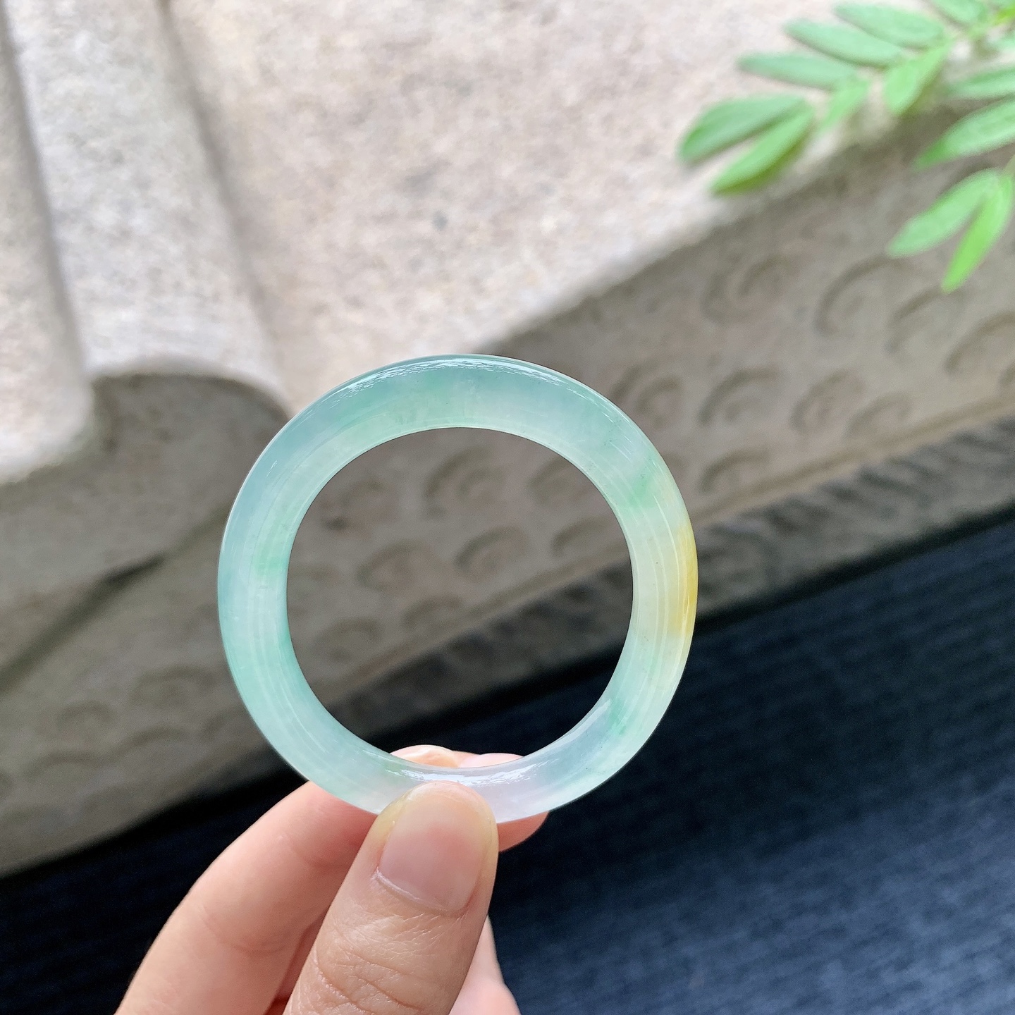 贵妃50 51 圈口51.3/40.5/7.4/7 编码MN051021 描述冰糯黄加绿，水润，种老，细腻，无裂