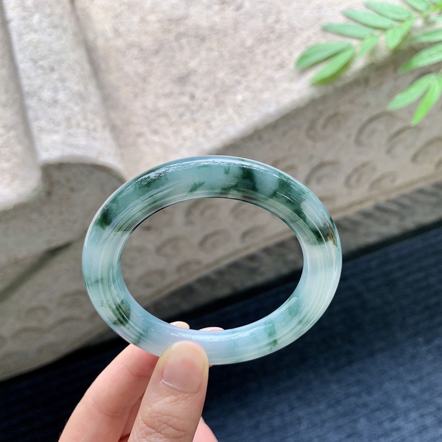 圆条53 54 圈口54.3/10.6/10.8 编码A1051019 细糯飘花，水润，种老，细腻，无裂
