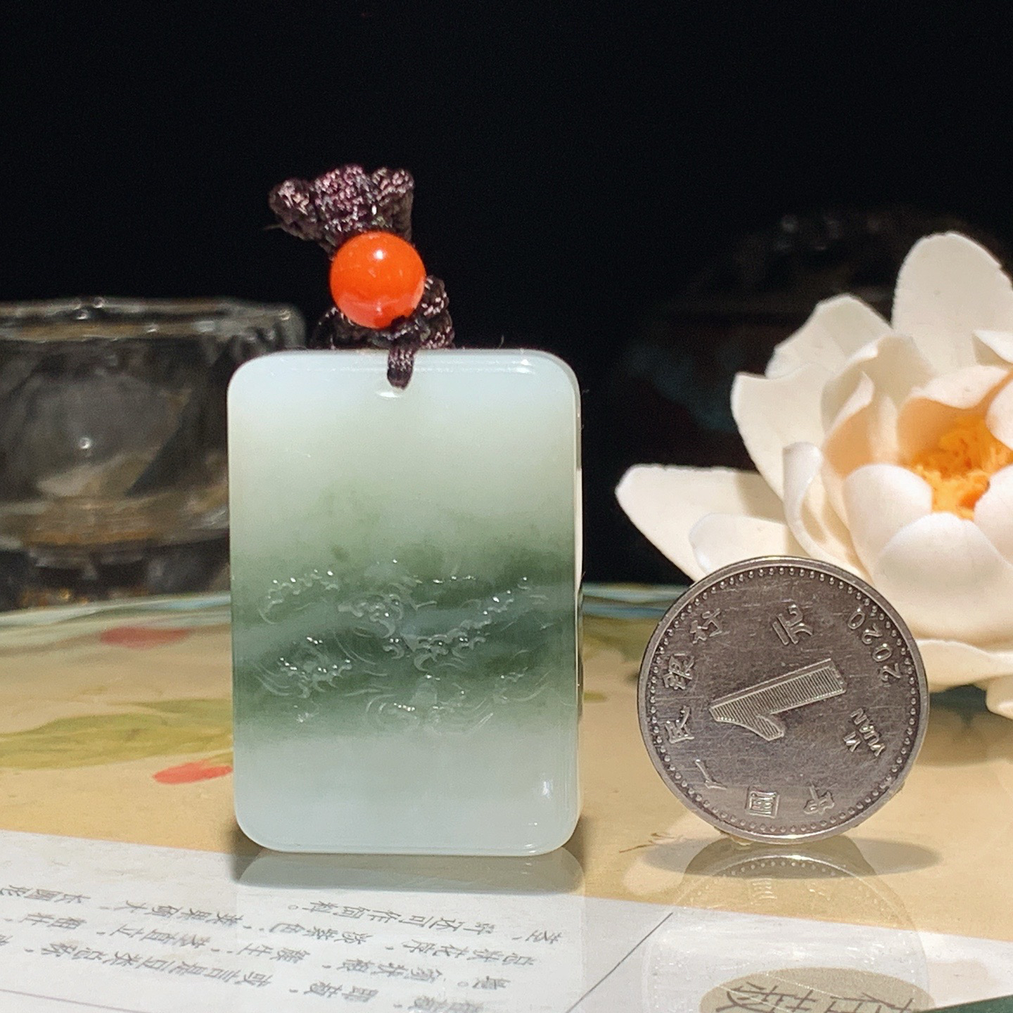 新疆和田玉蓝翠旭日东升挂件。尺寸38/26/8！玉质细腻油润。手推出油。佩戴高端典雅。lt260509