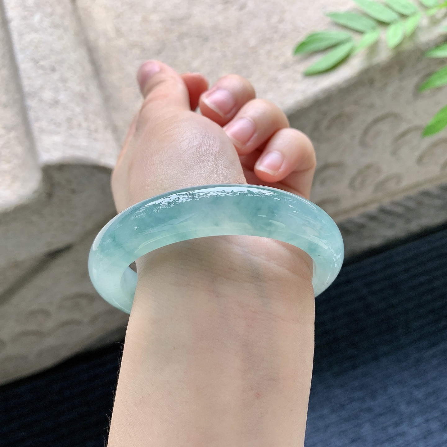 正圈54 55 【圈口】55.8/12.4/9 【编码】FL051025 【描述】冰糯飘花，水润，种老，细腻，打灯有纹线
