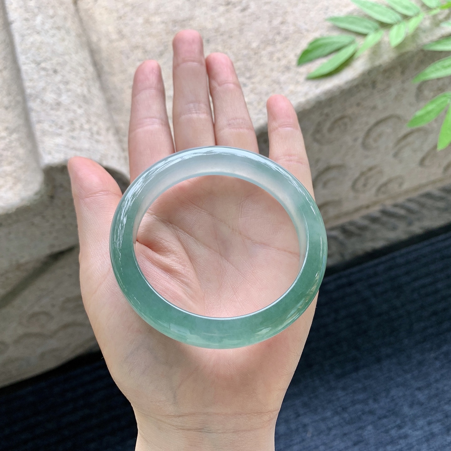 正圈55 56 圈口56.6/12/8 编码GL051029 冰糯油绿，水润，种老，细腻，无裂
