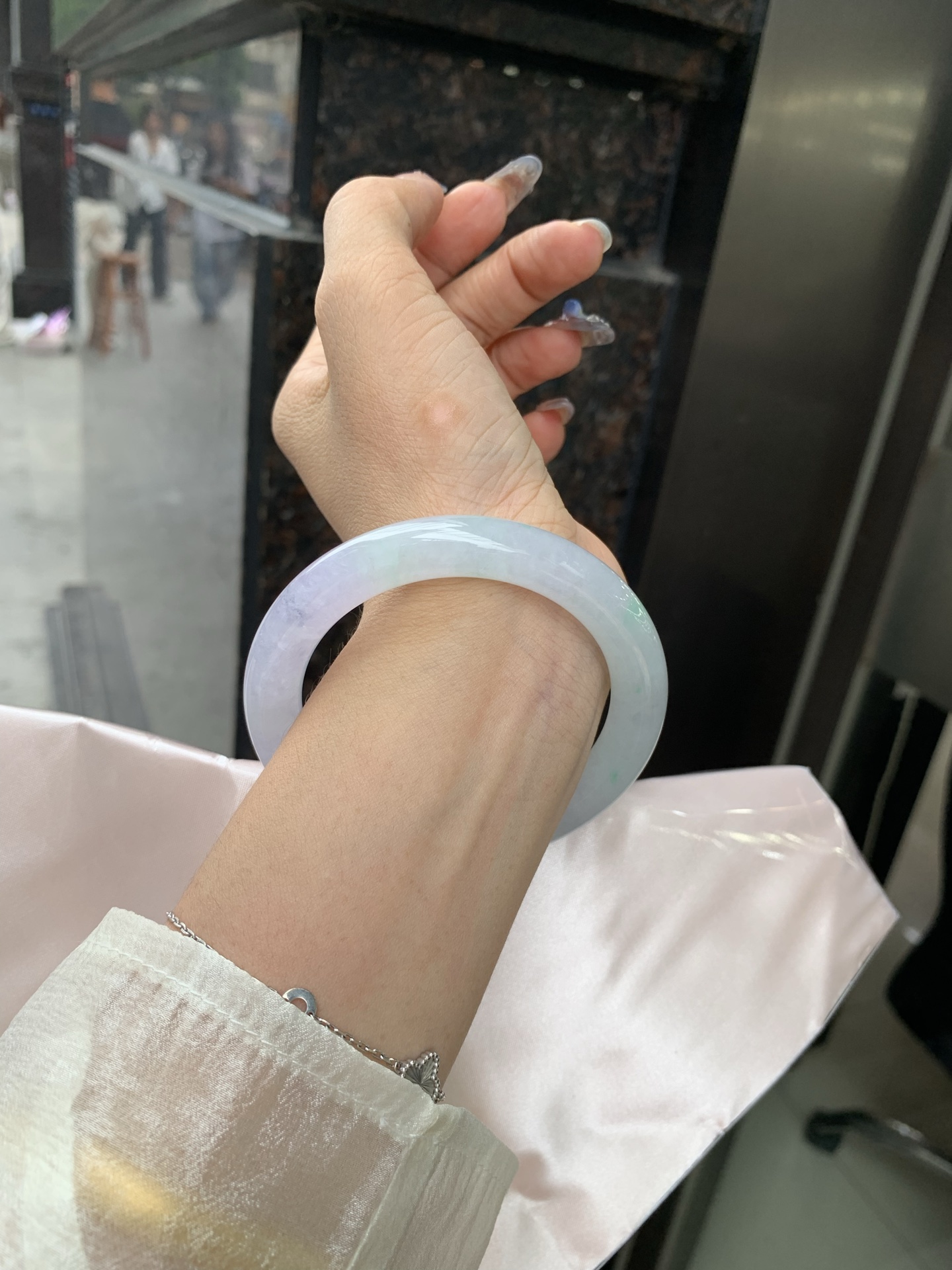 冰淡春彩圆条 0509-N648 打灯冰晶结构，细纹，底妆水润，淡淡粉底色和晴绿底搭配，如春天的繁华。在岁月的长河流转中绽放着独特的魅力，气质温婉而迷人。