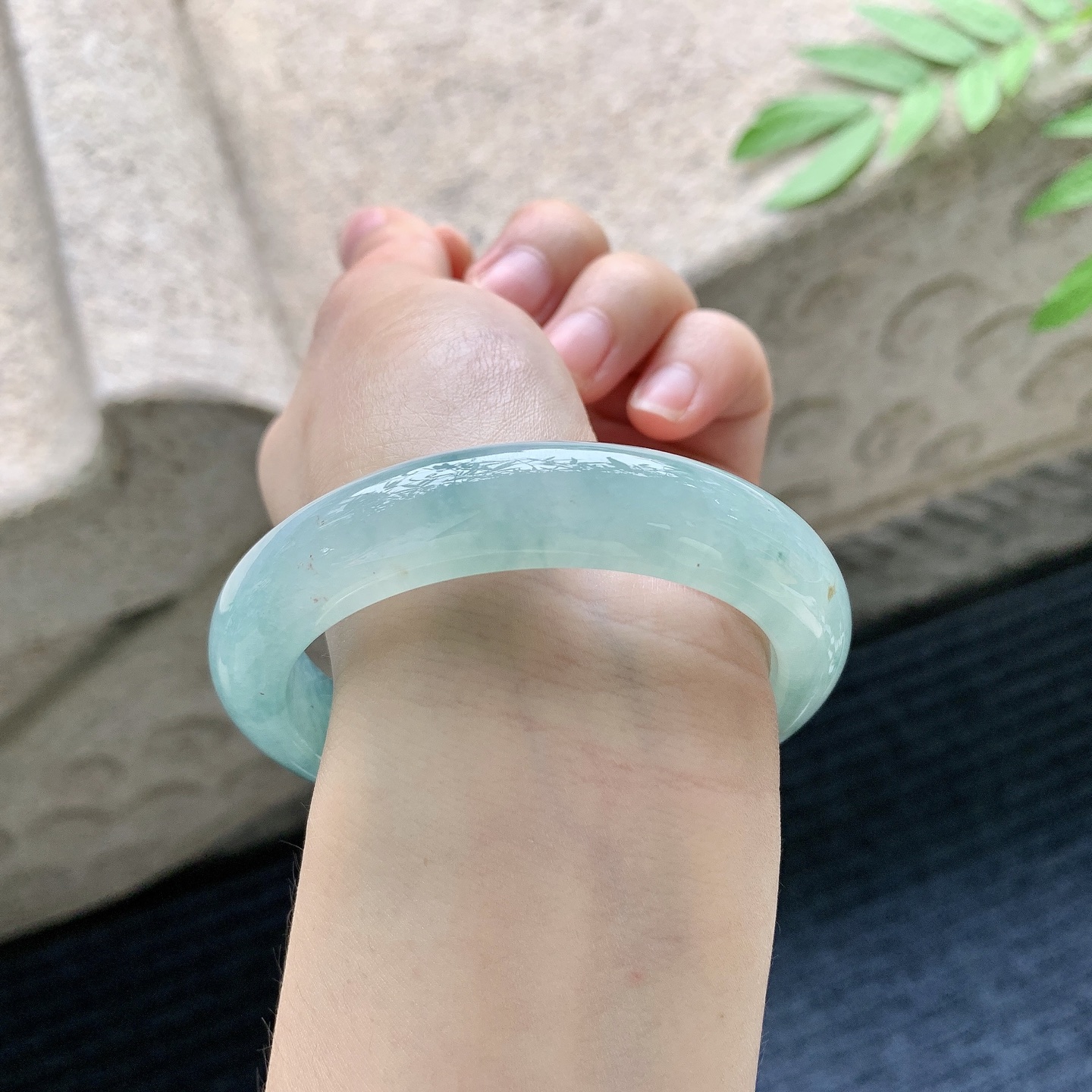 正圈54 55 【圈口】55.8/12.4/9 【编码】FL051025 【描述】冰糯飘花，水润，种老，细腻，打灯有纹线