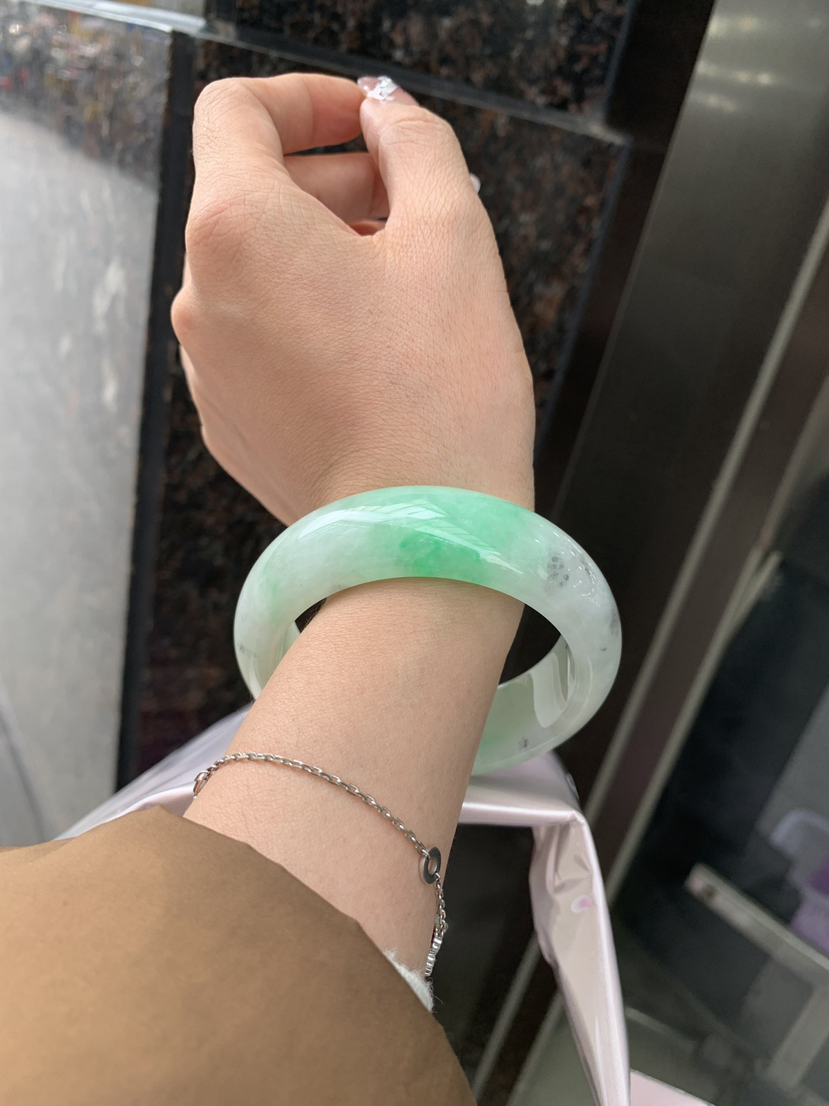 阳绿乌鸡宽版正圈
55.2-8.9-18.7
打灯细纹，底妆水 润细腻，阳绿花色点缀，像春日山林中最耀眼的生机，明艳张扬，活力满满，乌鸡部分恰似墨韵在腕间晕染，神秘深邃，宛如夜空，二者结合，碰撞出别样火花，每一处都是大自然鬼斧神工。