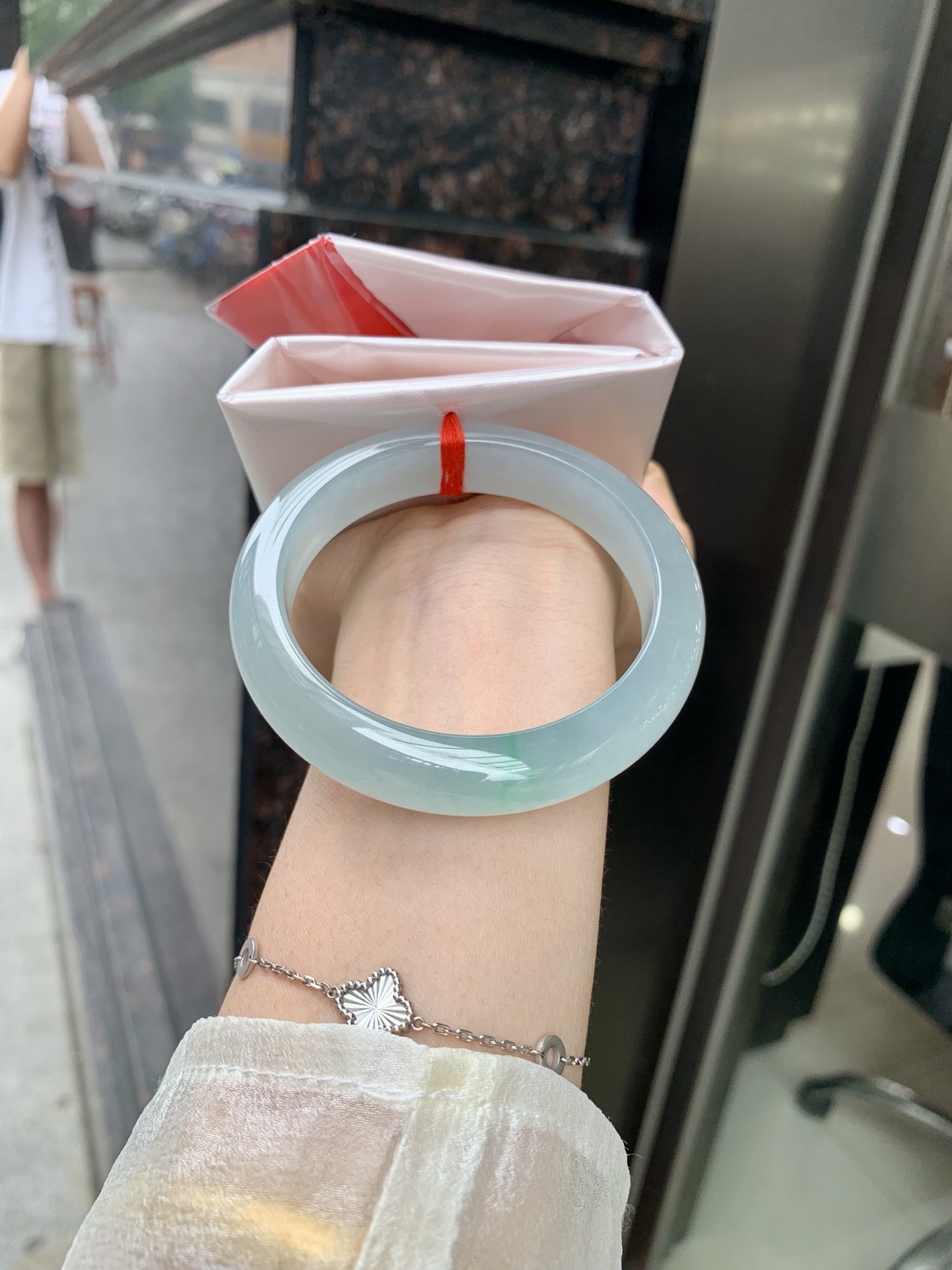 底妆冰润清透，飘你一抹金丝绿花，鲜艳得像新冒头的嫩芽，灵动清新，即柔和又充满生机。