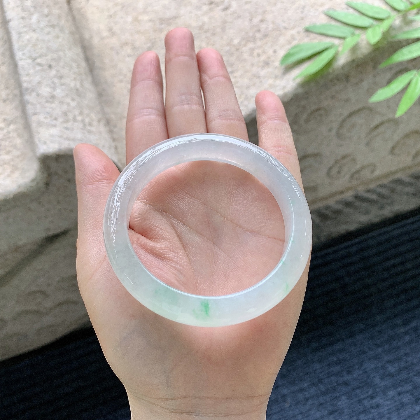 正圈55 56 圈口56/11.6/8.2 编码C5051004 描述冰糯飘绿，水润，种老，细腻，打
