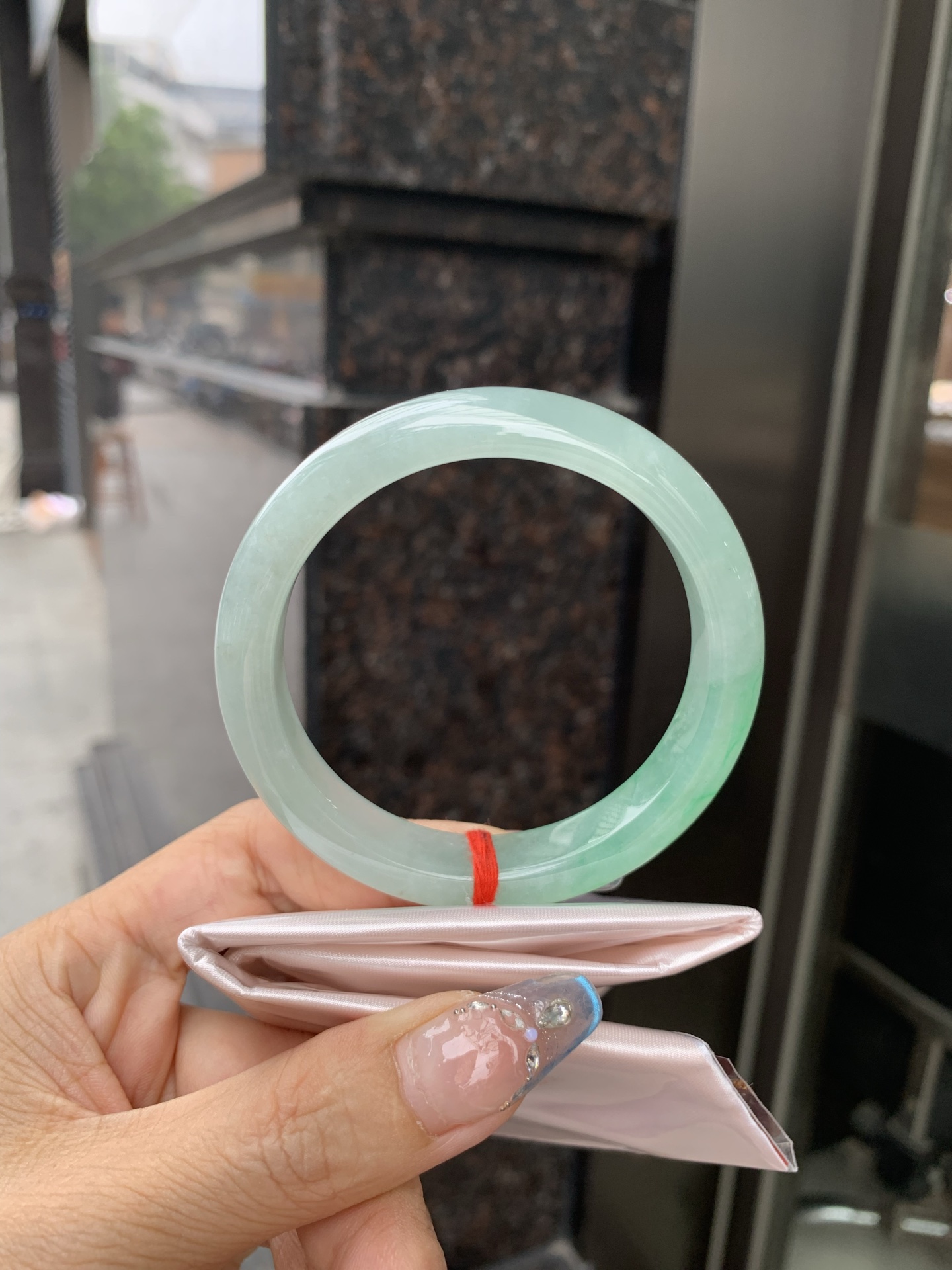 冰飘绿正圈 0509-N662 无裂，底妆冰润清透，一节金丝绿花，鲜艳得像新冒头的嫩芽，灵动清新，即