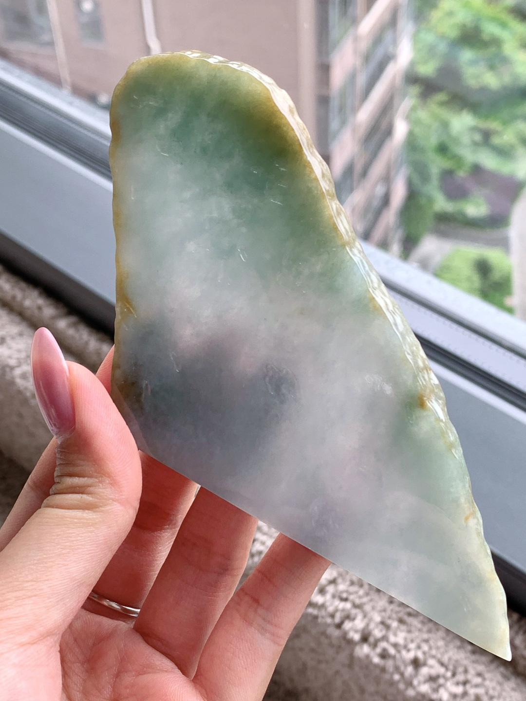 🫧 冰黄加绿/牌子料/片料/板料/特色料 可做牌子、人物、山水、动物、花件……等推荐参考 139.6-63-6.9 116.6克 材料优选 · 霜染金风叶，云凝碧水烟。 ·这方冰润晴底带黄翡的翡翠片料，如一幅被初染秋色的山水画卷，清透的冰底之上，淡绿如雾似烟晕染开来，边缘的黄翡似落木染霜，自带温煦柔和的氛围感。它种老肉细、水头充盈，经玉雕师巧手雕琢，可化为一幅意境悠远的山水牌，将这份秋日光影定格其间，寓意山高水长、前程似锦；也可巧借黄翡俏色雕琢成一叶知秋的雅致牌饰，象征岁月安然、顺遂无忧，自带温润清和的气质