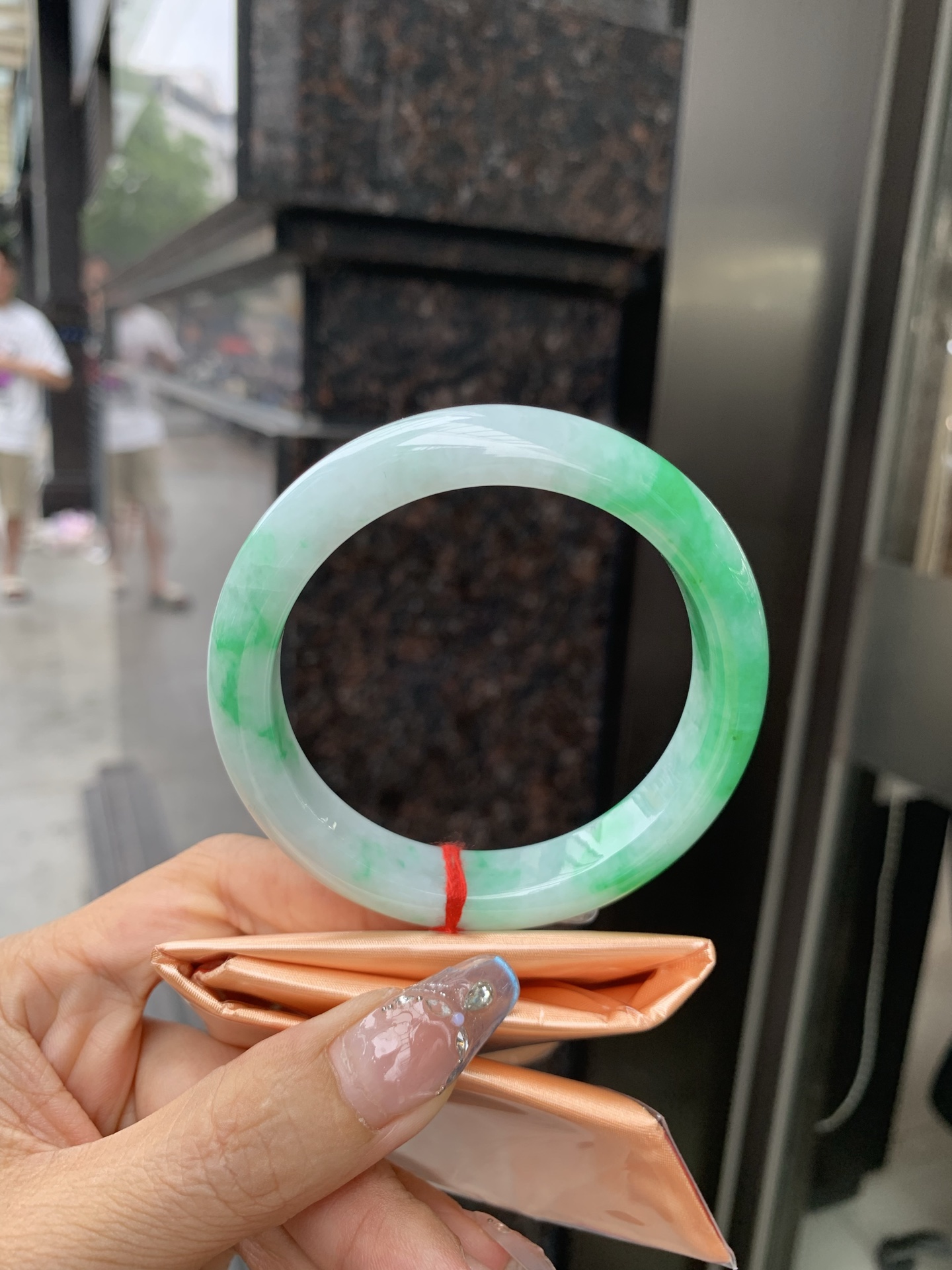 白底青正圈 57-8.4-11.6 0509-N673 打灯细纹，不影响，底妆冰润，半圈阳绿花点缀腕