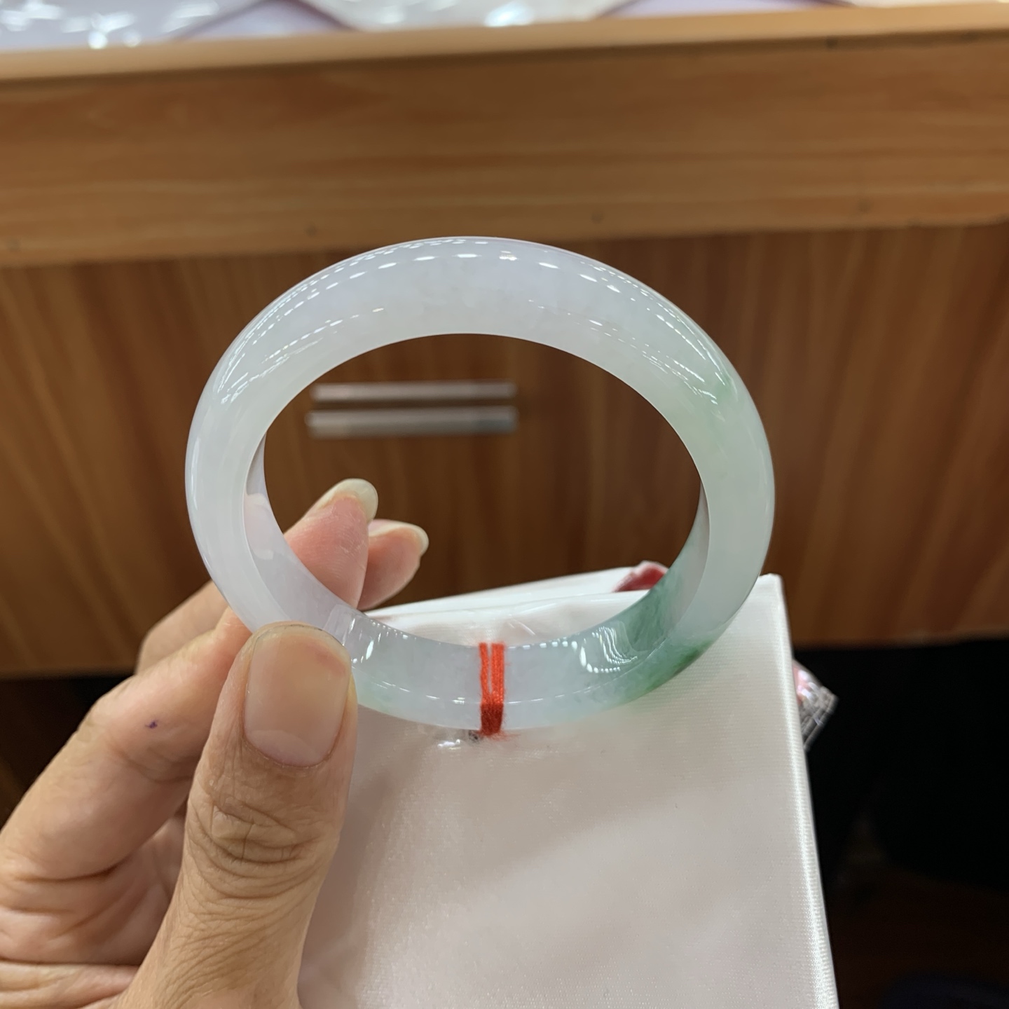 051011GXXY 飘绿正圈翡翠手镯 52-11-8.5