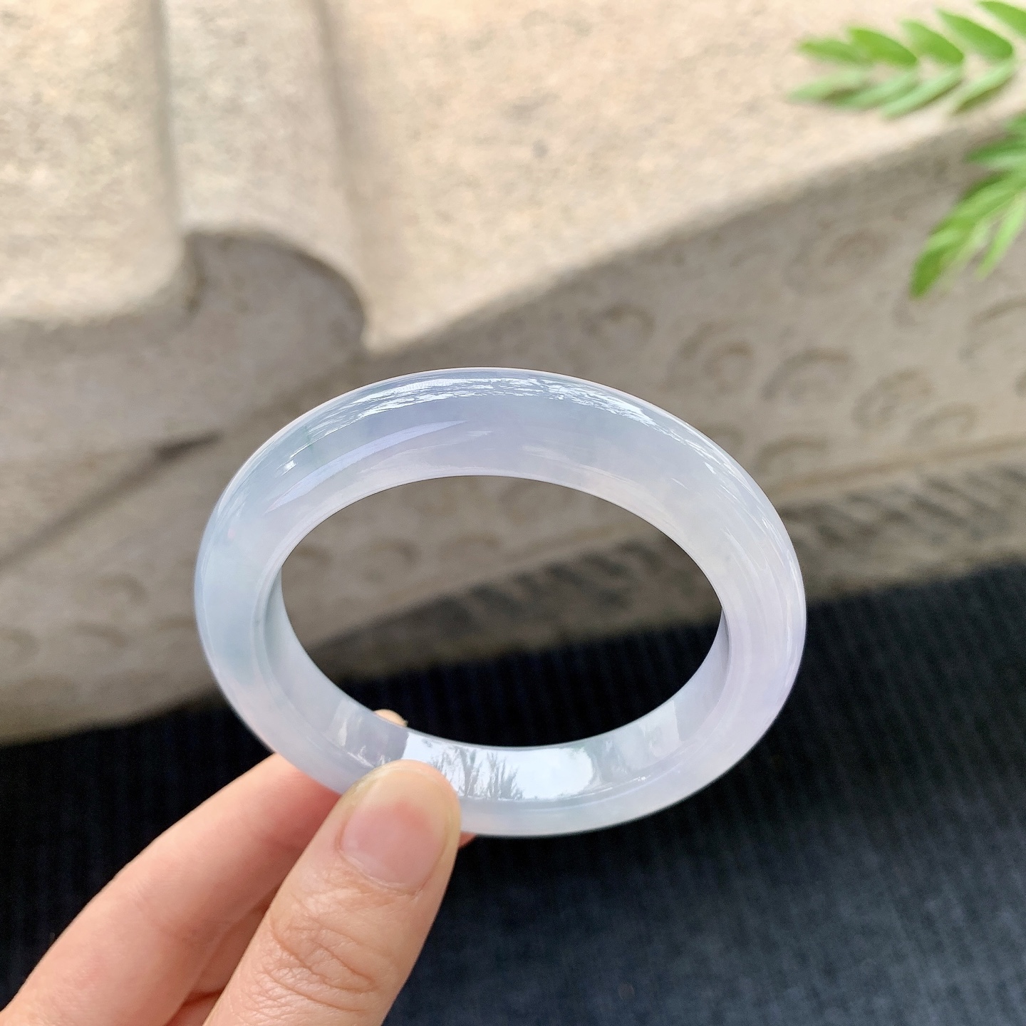 正圈52 53 【圈口】53.8/11/9 【编码】C5050281 【描述】冰糯，水润，种老，细腻，打灯有絮线
