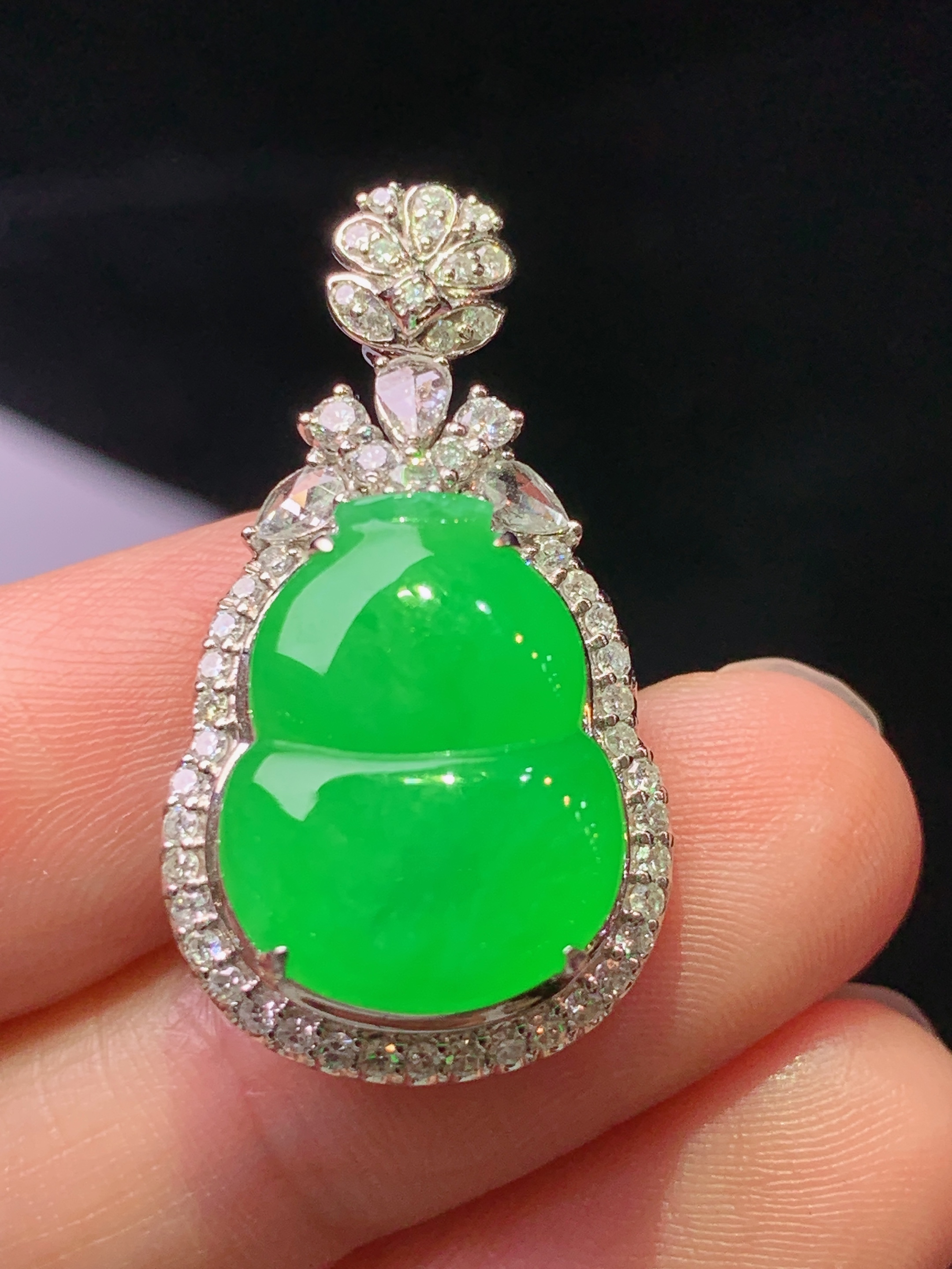18k金钻镶嵌冰阳绿葫芦吊坠 玉质细腻 色泽艳丽清新 水润亮眼 整体尺寸29*16.2*9.8 h1