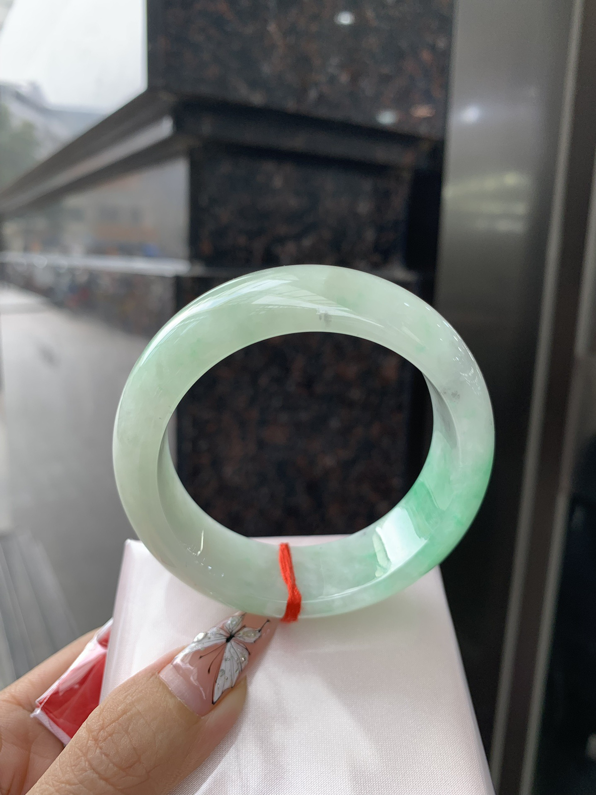 阳绿乌鸡宽版正圈
55.2-8.9-18.7
打灯细纹，底妆水 润细腻，阳绿花色点缀，像春日山林中最耀眼的生机，明艳张扬，活力满满，乌鸡部分恰似墨韵在腕间晕染，神秘深邃，宛如夜空，二者结合，碰撞出别样火花，每一处都是大自然鬼斧神工。