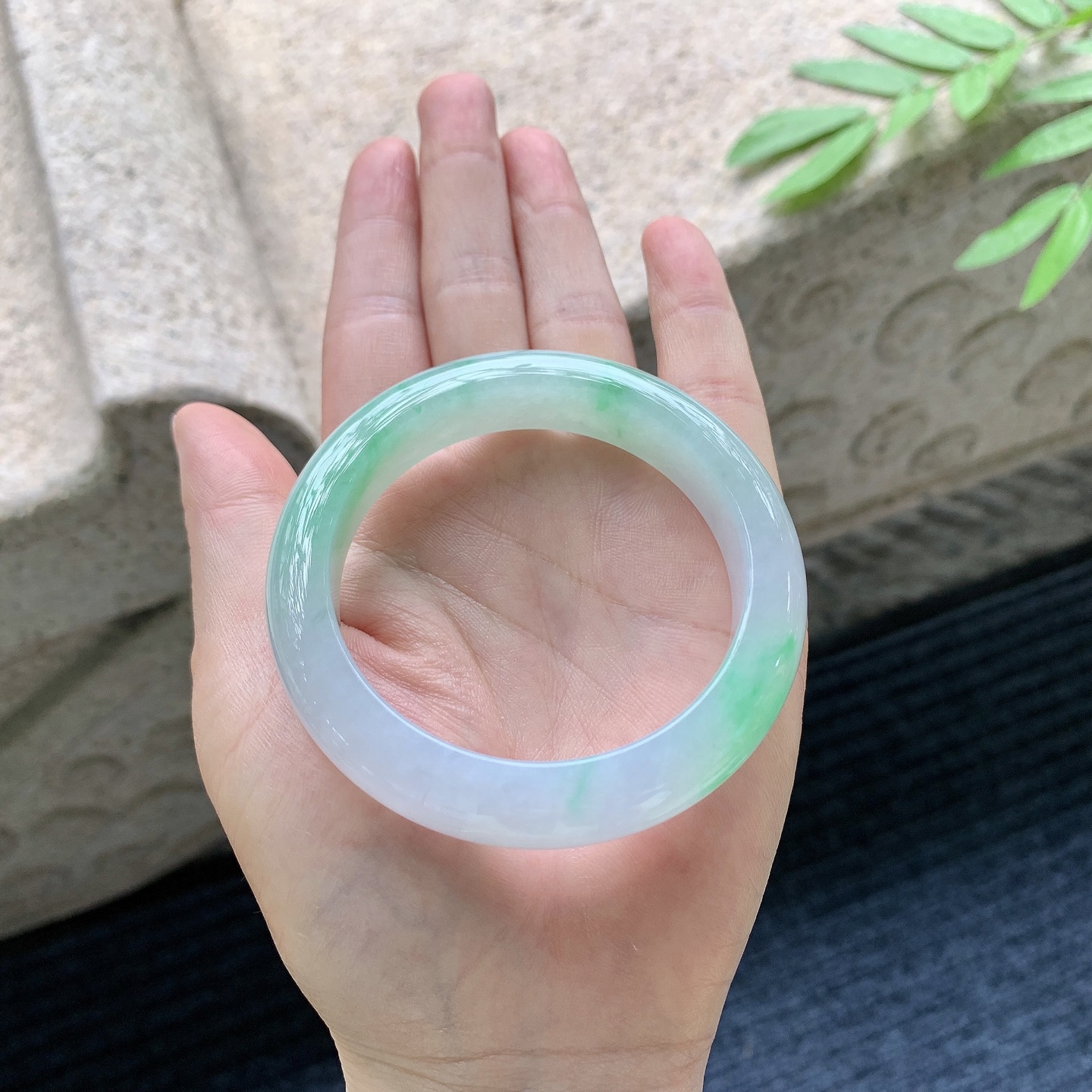 正圈53 54 圈口54.1/12.4/9 编码MN051020 描述糯冰飘阳绿，水润，种老，细腻，打灯有絮线