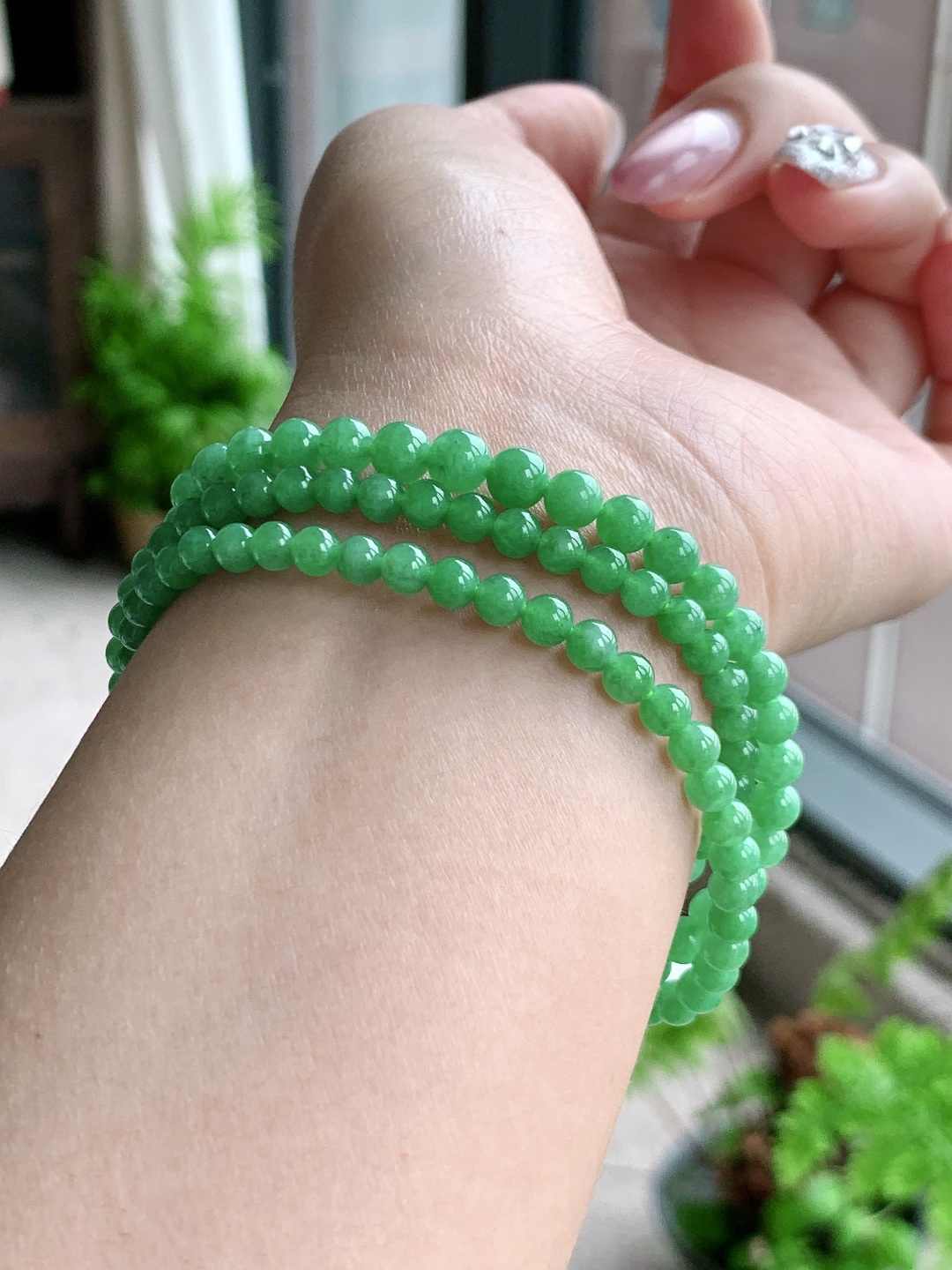 珠子 冰阳绿珠链圆珠子珠链 说明 缅料 性比高 尺寸 3.6-5.6mm，29cm 重量 23.3克 不议