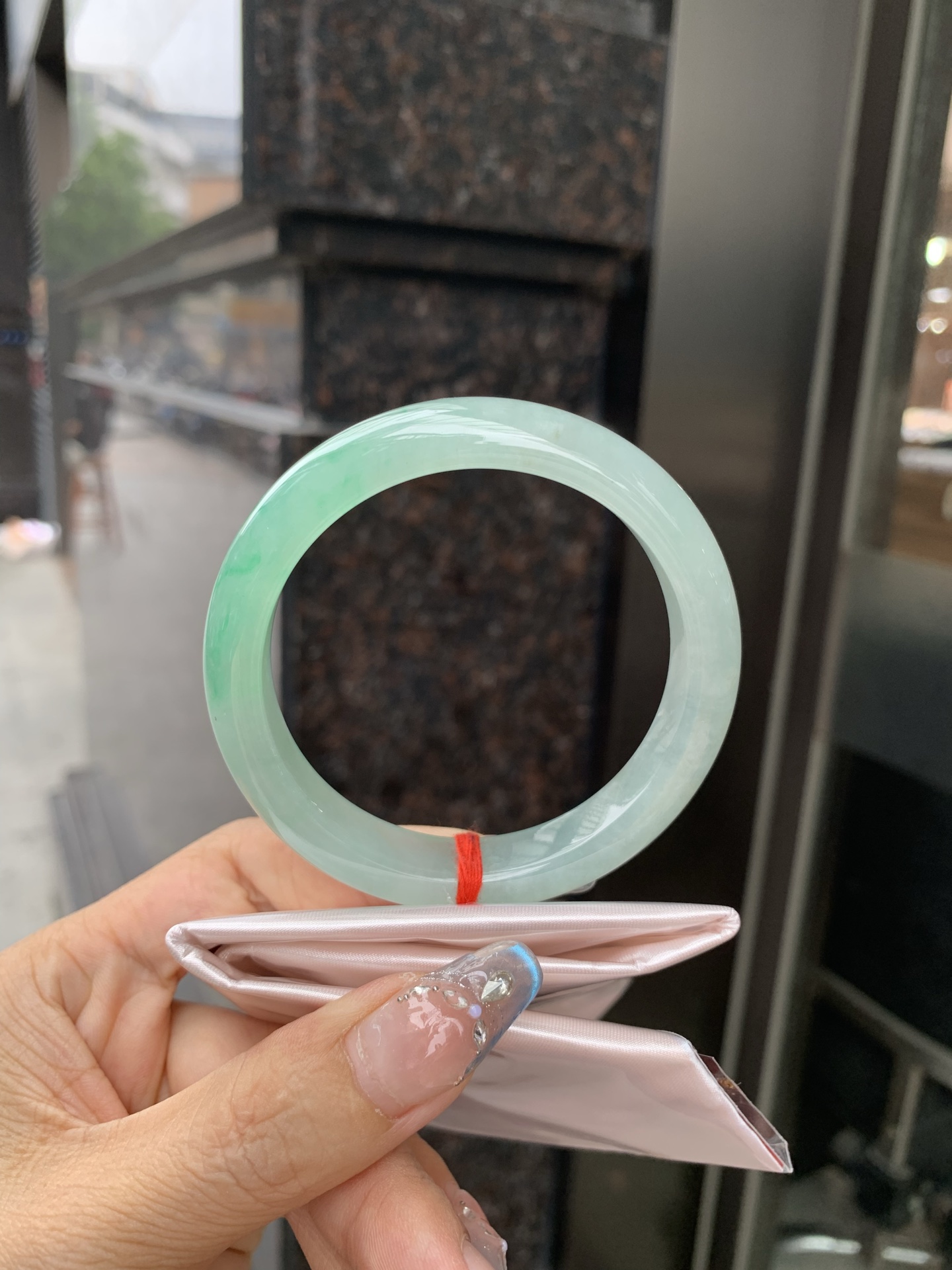 冰飘绿正圈 0509-N662 无裂，底妆冰润清透，一节金丝绿花，鲜艳得像新冒头的嫩芽，灵动清新，即柔和又充满生机