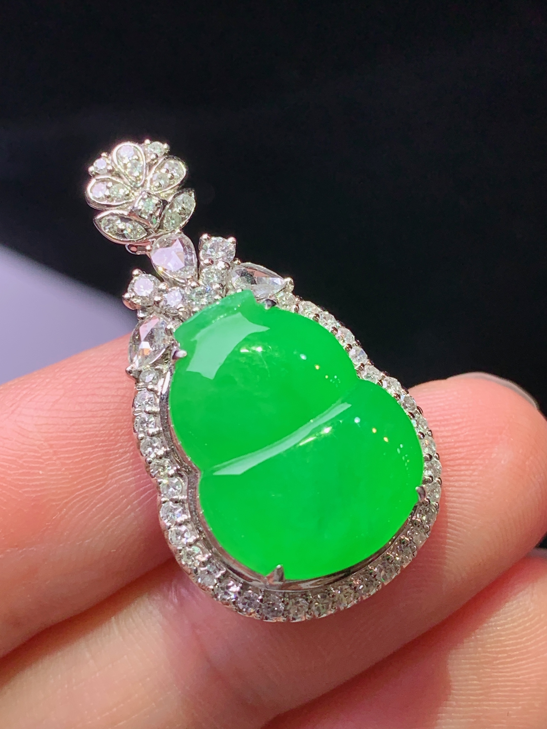 18k金钻镶嵌冰阳绿葫芦吊坠 玉质细腻 色泽艳丽清新 水润亮眼 整体尺寸29*16.2*9.8 h1