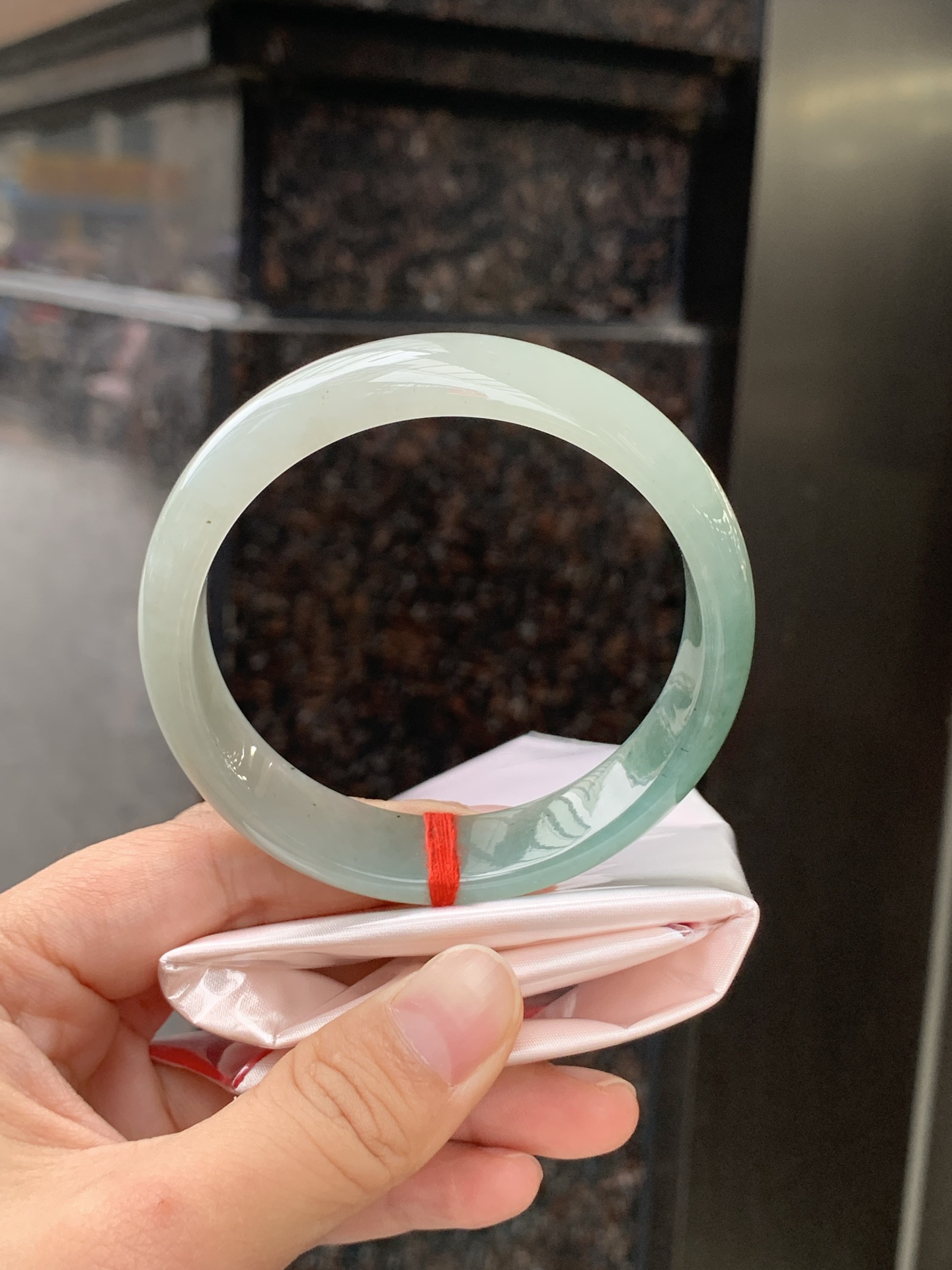 半山水宽版正圈 0509-N470-3 无裂，有矿点，底妆水润，半山半水天然意境，上手不挑皮，自带清冷感，低调不张扬，越看越有味道