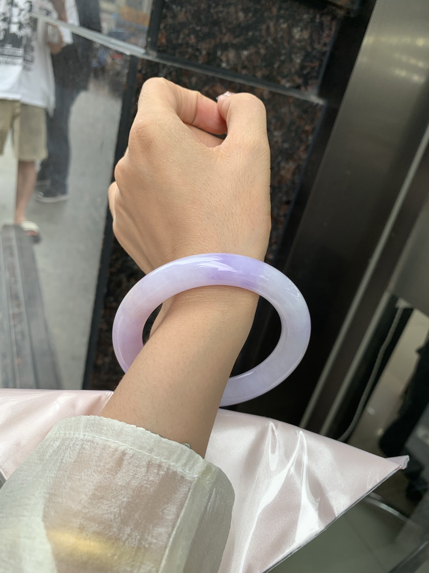 圆条 60.8-12-11.6 0509-N668 打灯细纹，底妆水润，一节圈吸睛抢眼，浪漫迷人，仙气飘飘，优雅高贵显气质，感满满，满满底色均匀不失色，不同光线不一样视觉感受