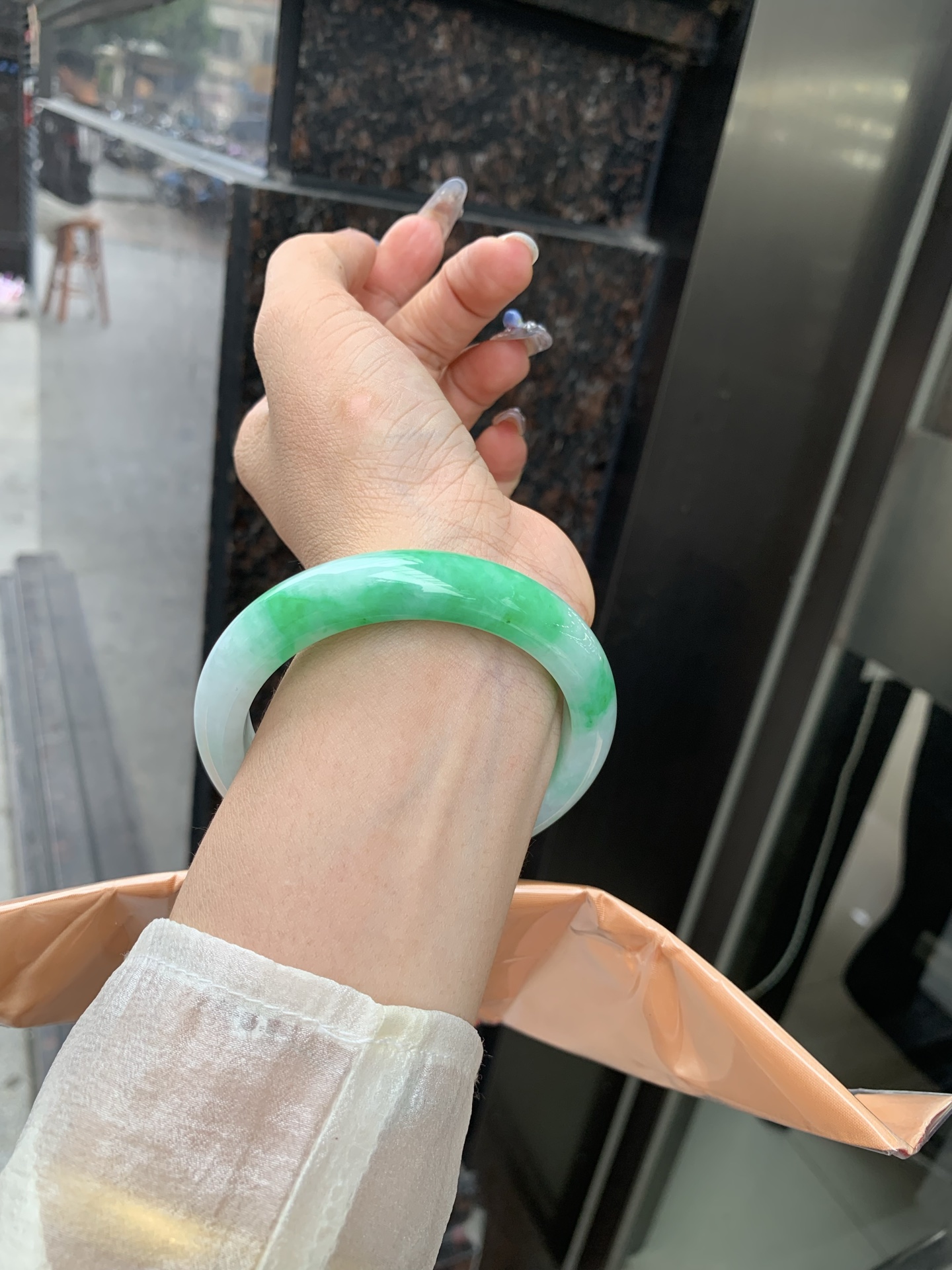 白底青正圈 57-8.4-11.6 0509-N673 打灯细纹，不影响，底妆冰润，半圈阳绿花点缀腕间风华，干净纯净的底色上，一抹翠色肆意流淌，宛如春日里的繁华盛景