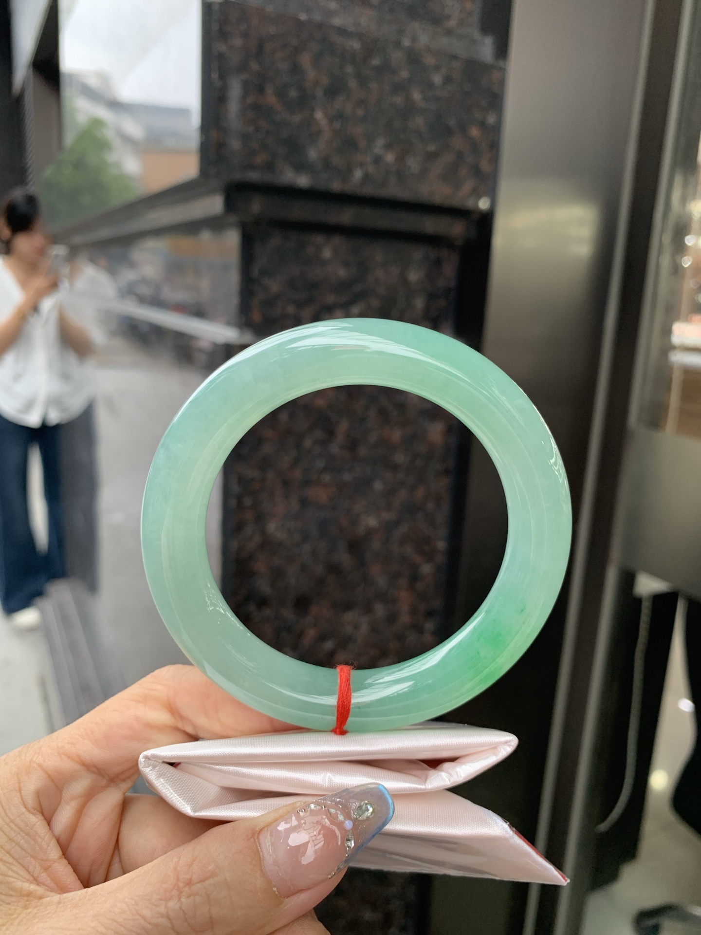 满果绿圆条 60.8-12-12.1 0509-N653 打灯细纹，底妆水润，宛如新鲜的青苹果，充满了生机与活力，满圈底色均匀，上手显白显气质，折射出迷人的光芒