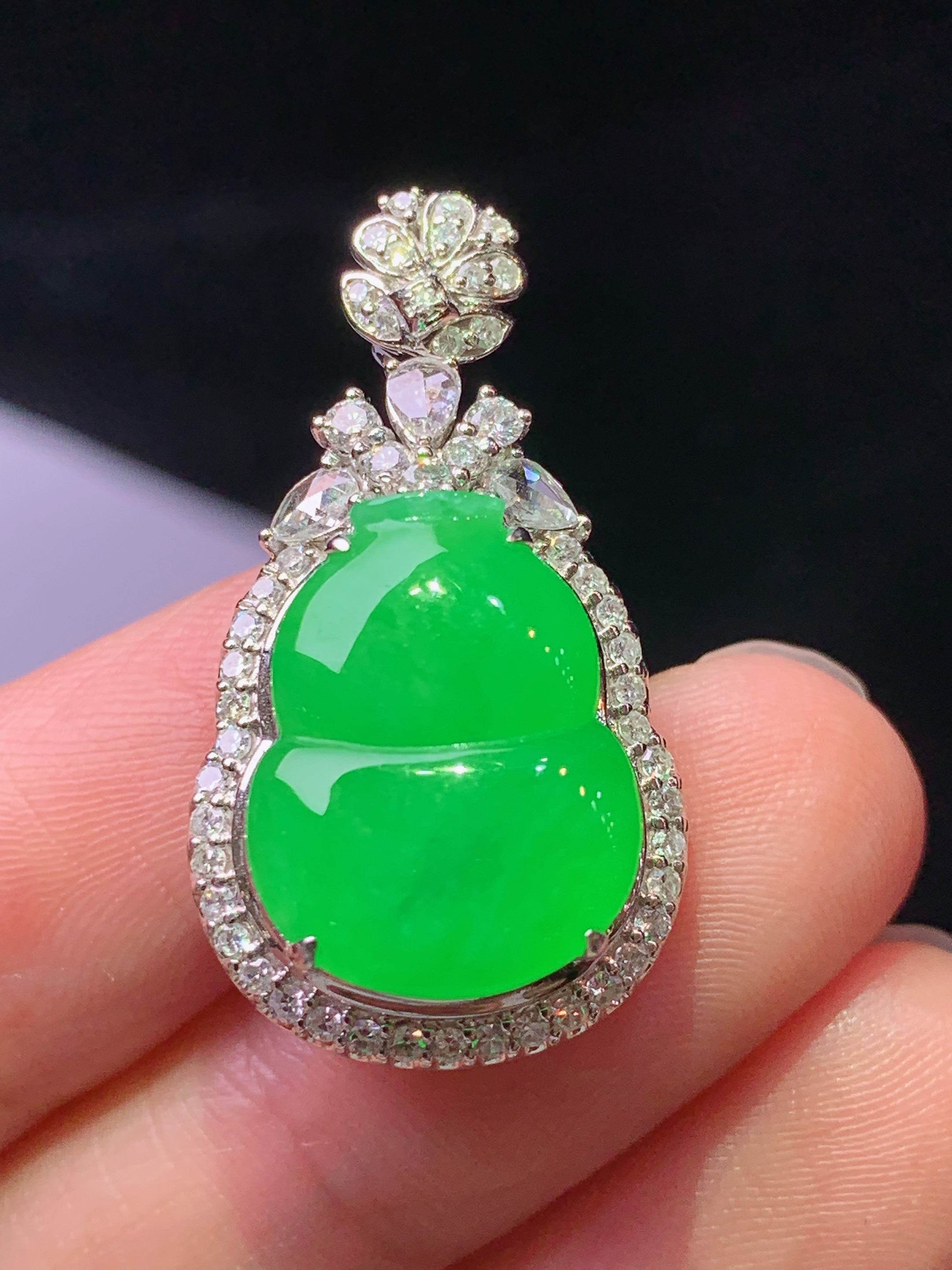 18k金钻镶嵌冰阳绿葫芦吊坠 玉质细腻 色泽艳丽清新 水润亮眼 整体尺寸29*16.2*9.8 h1