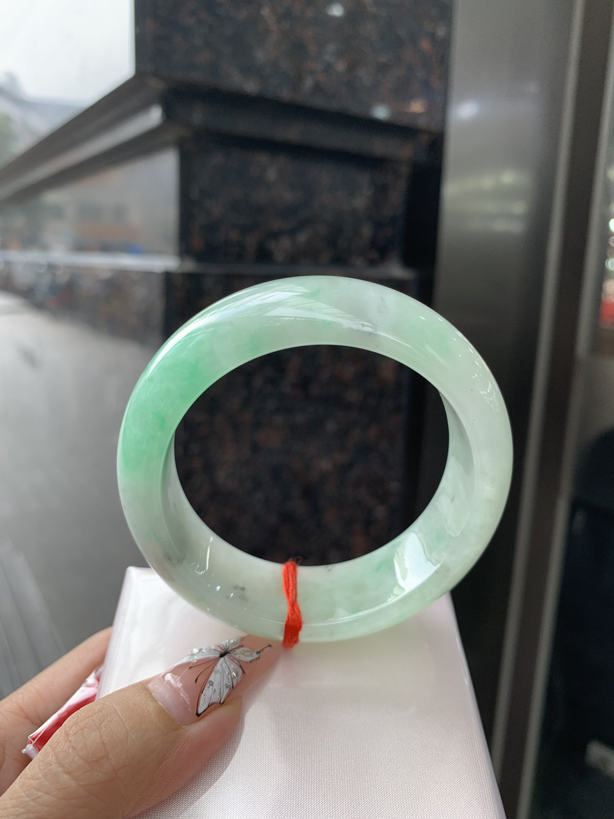 阳绿乌鸡宽版正圈
55.2-8.9-18.7
打灯细纹，底妆水 润细腻，阳绿花色点缀，像春日山林中最耀眼的生机，明艳张扬，活力满满，乌鸡部分恰似墨韵在腕间晕染，神秘深邃，宛如夜空，二者结合，碰撞出别样火花，每一处都是大自然鬼斧神工。