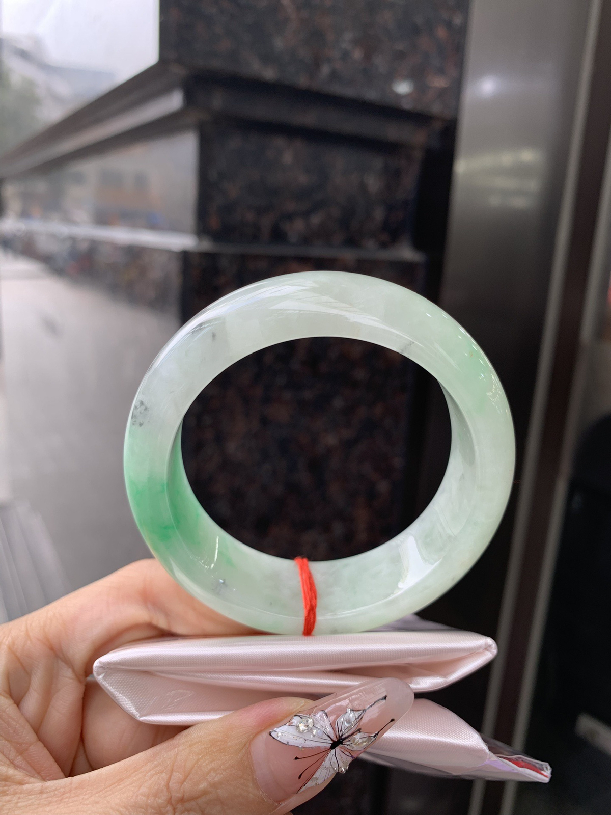 阳绿乌鸡宽版正圈
55.2-8.9-18.7
打灯细纹，底妆水 润细腻，阳绿花色点缀，像春日山林中最耀眼的生机，明艳张扬，活力满满，乌鸡部分恰似墨韵在腕间晕染，神秘深邃，宛如夜空，二者结合，碰撞出别样火花，每一处都是大自然鬼斧神工。