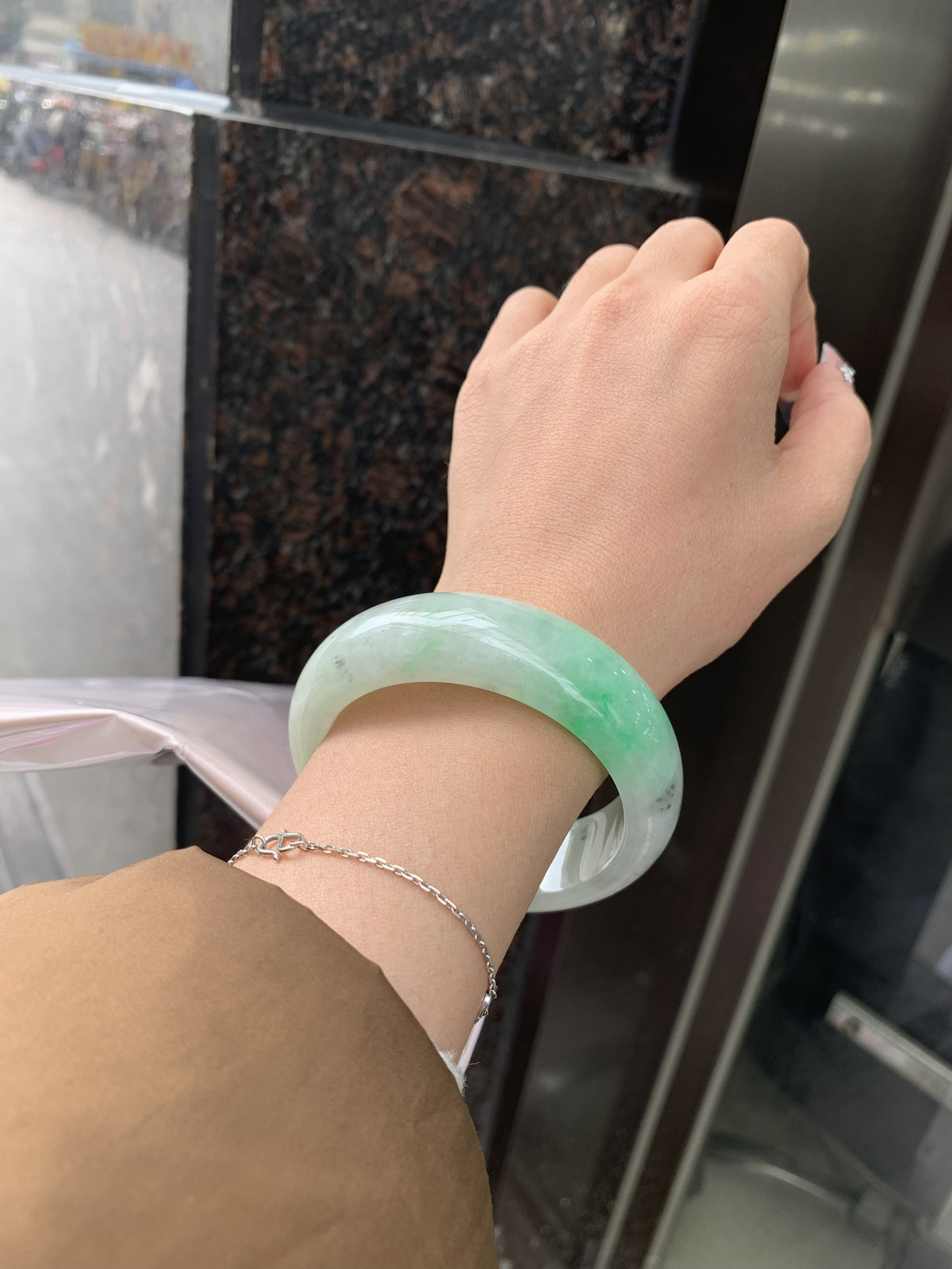 阳绿乌鸡宽版正圈
55.2-8.9-18.7
打灯细纹，底妆水 润细腻，阳绿花色点缀，像春日山林中最耀眼的生机，明艳张扬，活力满满，乌鸡部分恰似墨韵在腕间晕染，神秘深邃，宛如夜空，二者结合，碰撞出别样火花，每一处都是大自然鬼斧神工。