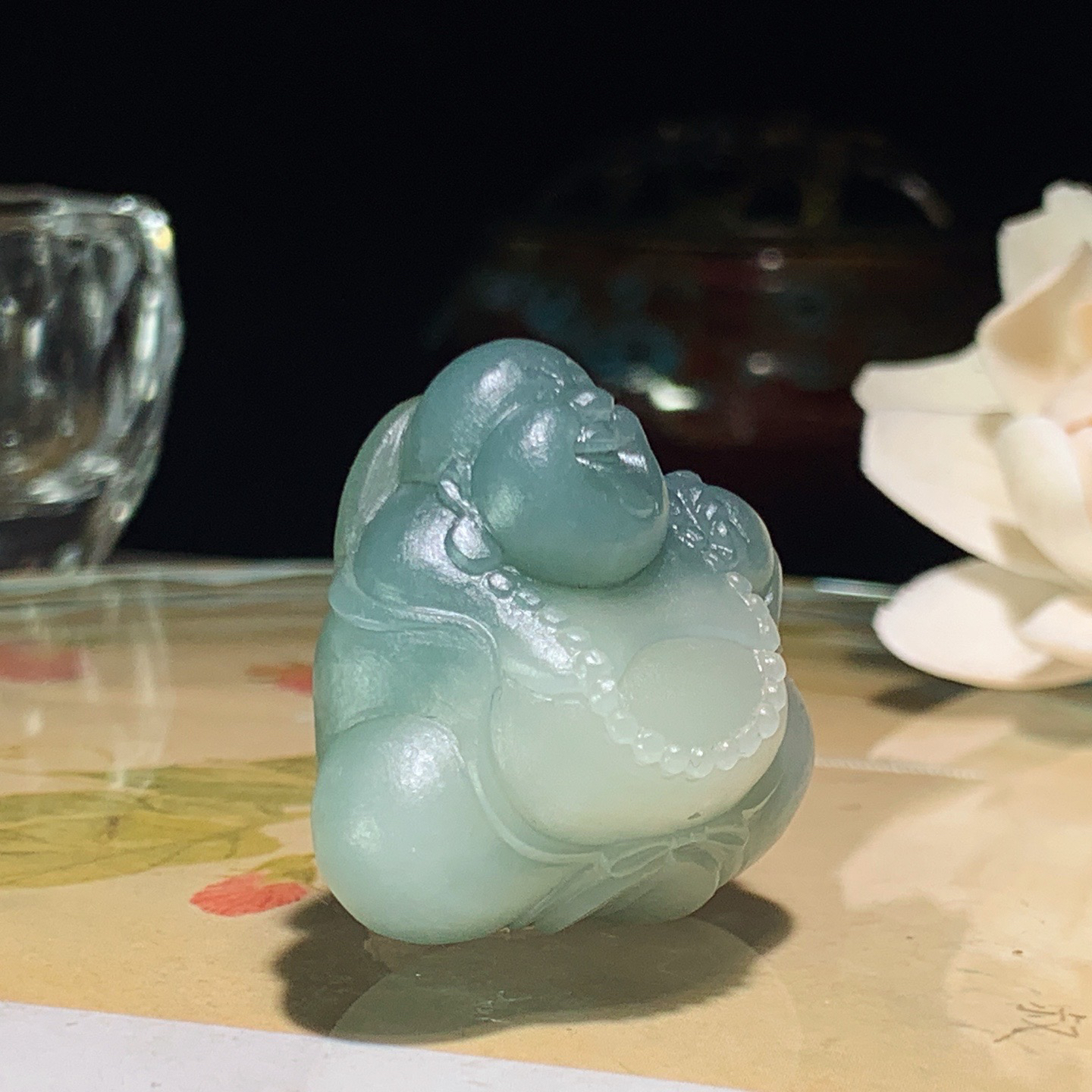 新疆和田玉白加蓝翠佛引福来挂件。尺寸32/35/21重30.5克。玉质细腻油润。手推出油。佩戴高端典