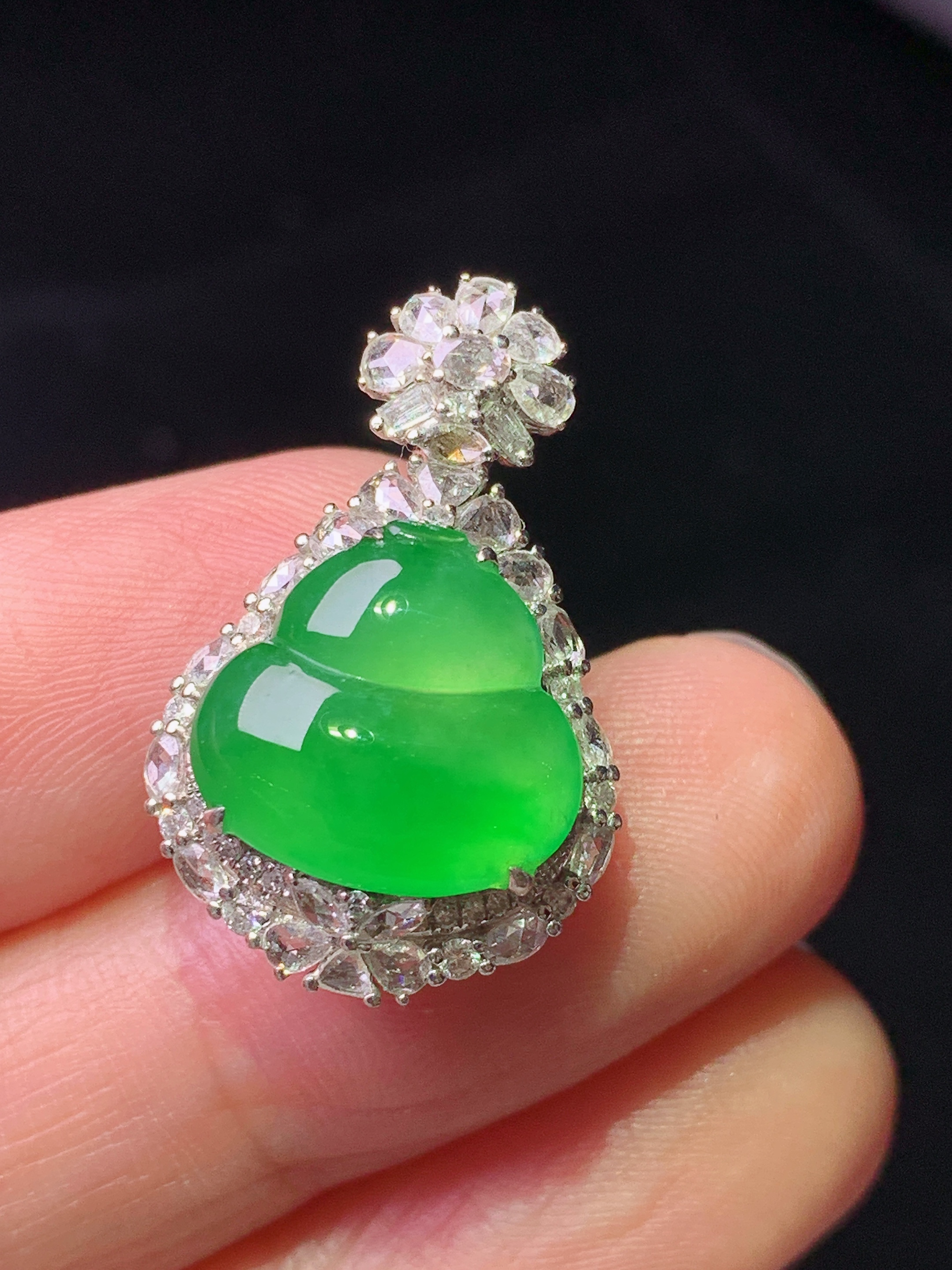 18k金钻镶嵌冰阳绿葫芦吊坠 玉质细腻 色泽艳丽清新 水润亮眼 整体尺寸24.2*15.6*10.8 g2