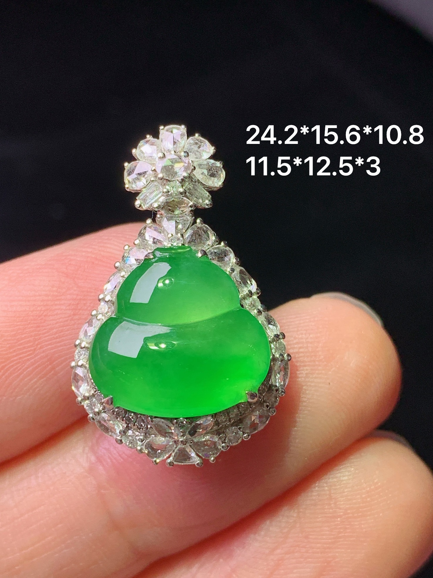 18k金钻镶嵌冰阳绿葫芦吊坠 玉质细腻 色泽艳丽清新 水润亮眼 整体尺寸24.2*15.6*10.8 g2