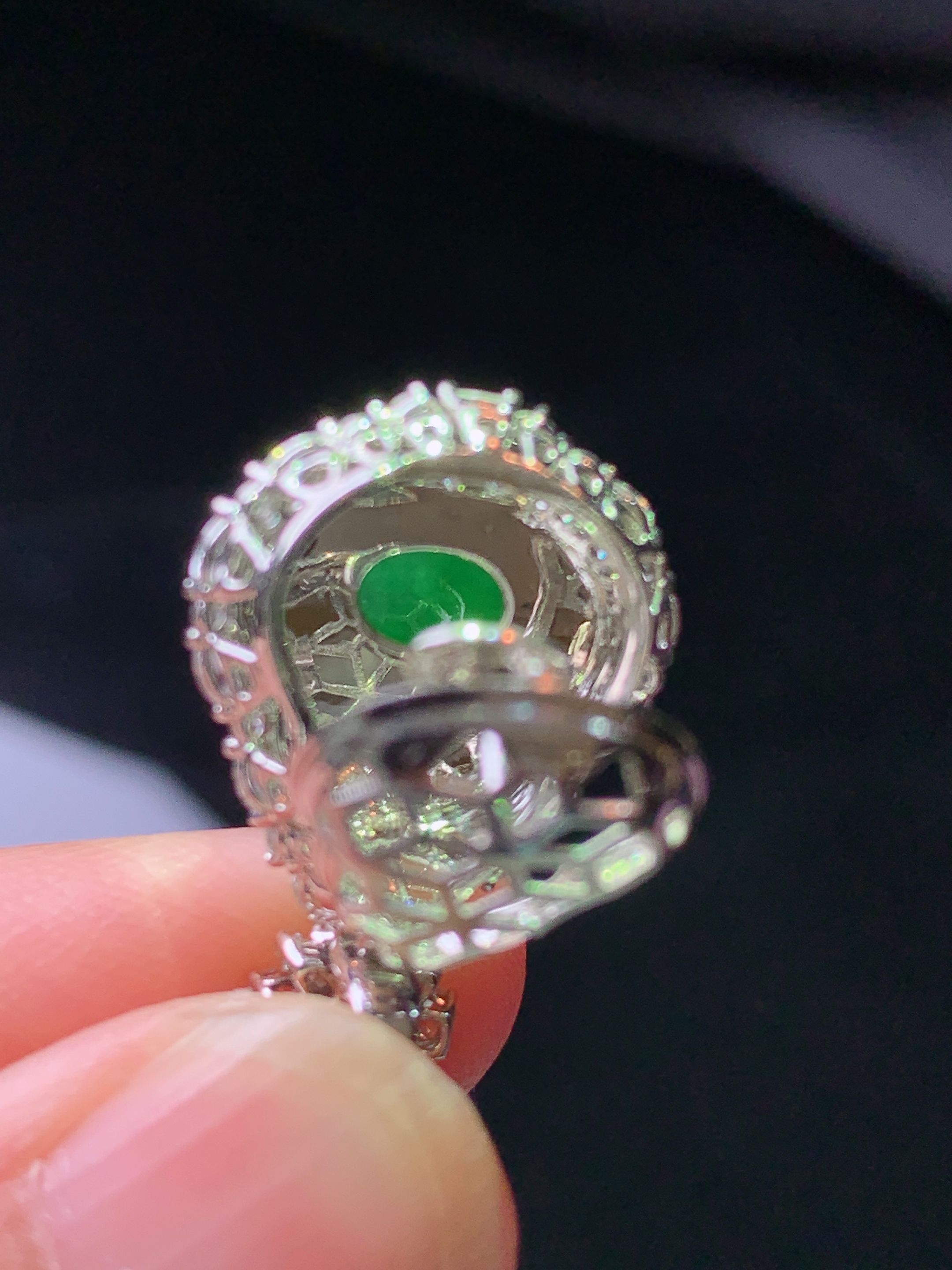18k金钻镶嵌冰阳绿葫芦吊坠 玉质细腻 色泽艳丽清新 水润亮眼 整体尺寸24.2*15.6*10.8 g2