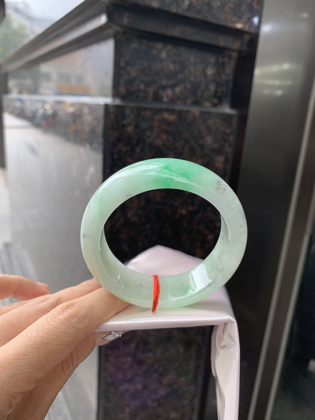 阳绿乌鸡宽版正圈
55.2-8.9-18.7
打灯细纹，底妆水 润细腻，阳绿花色点缀，像春日山林中最耀眼的生机，明艳张扬，活力满满，乌鸡部分恰似墨韵在腕间晕染，神秘深邃，宛如夜空，二者结合，碰撞出别样火花，每一处都是大自然鬼斧神工。