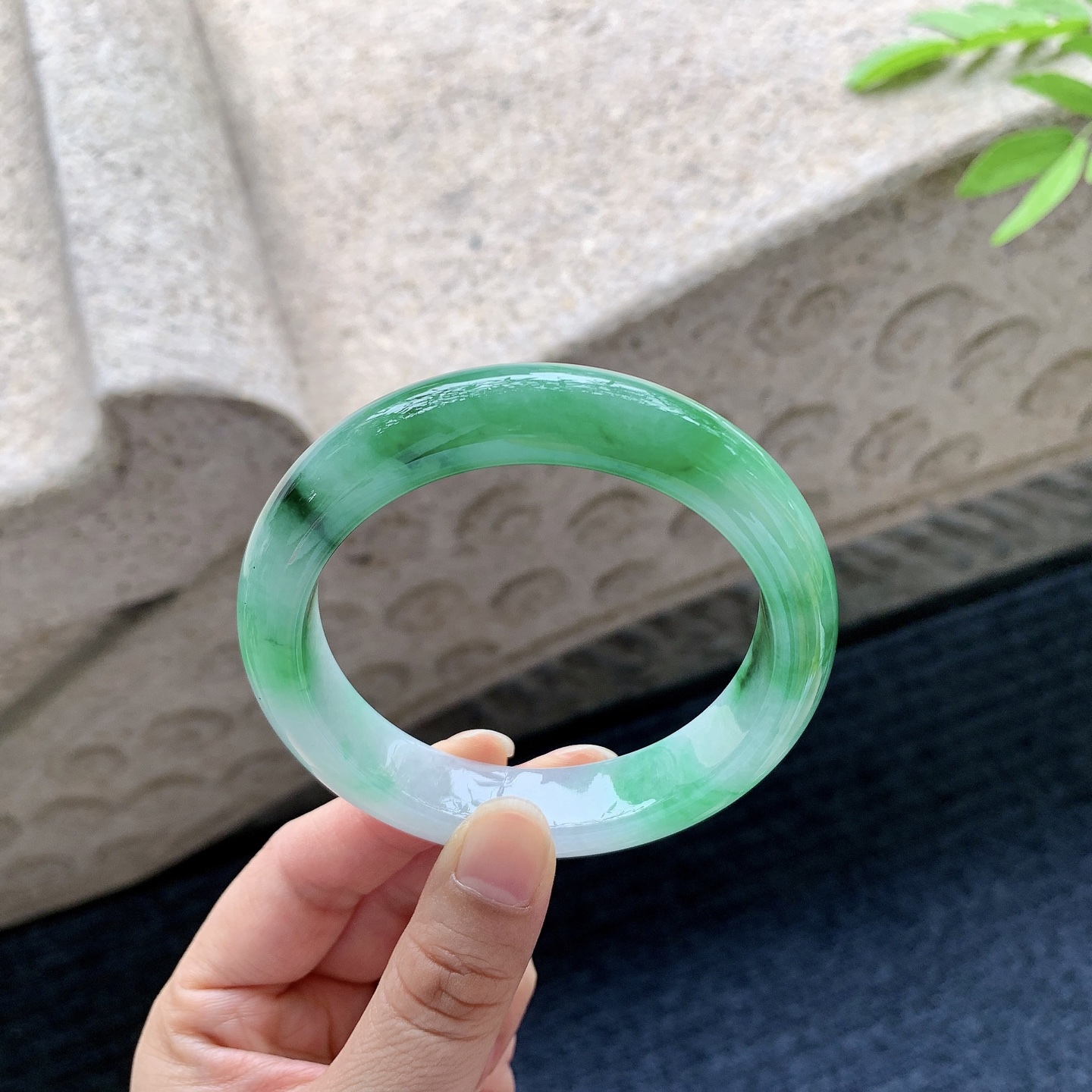 正圈58 59 圈口58.7/13.2/9.1 编码T1050917 描述糯冰飘辣绿，种老，细腻，无裂