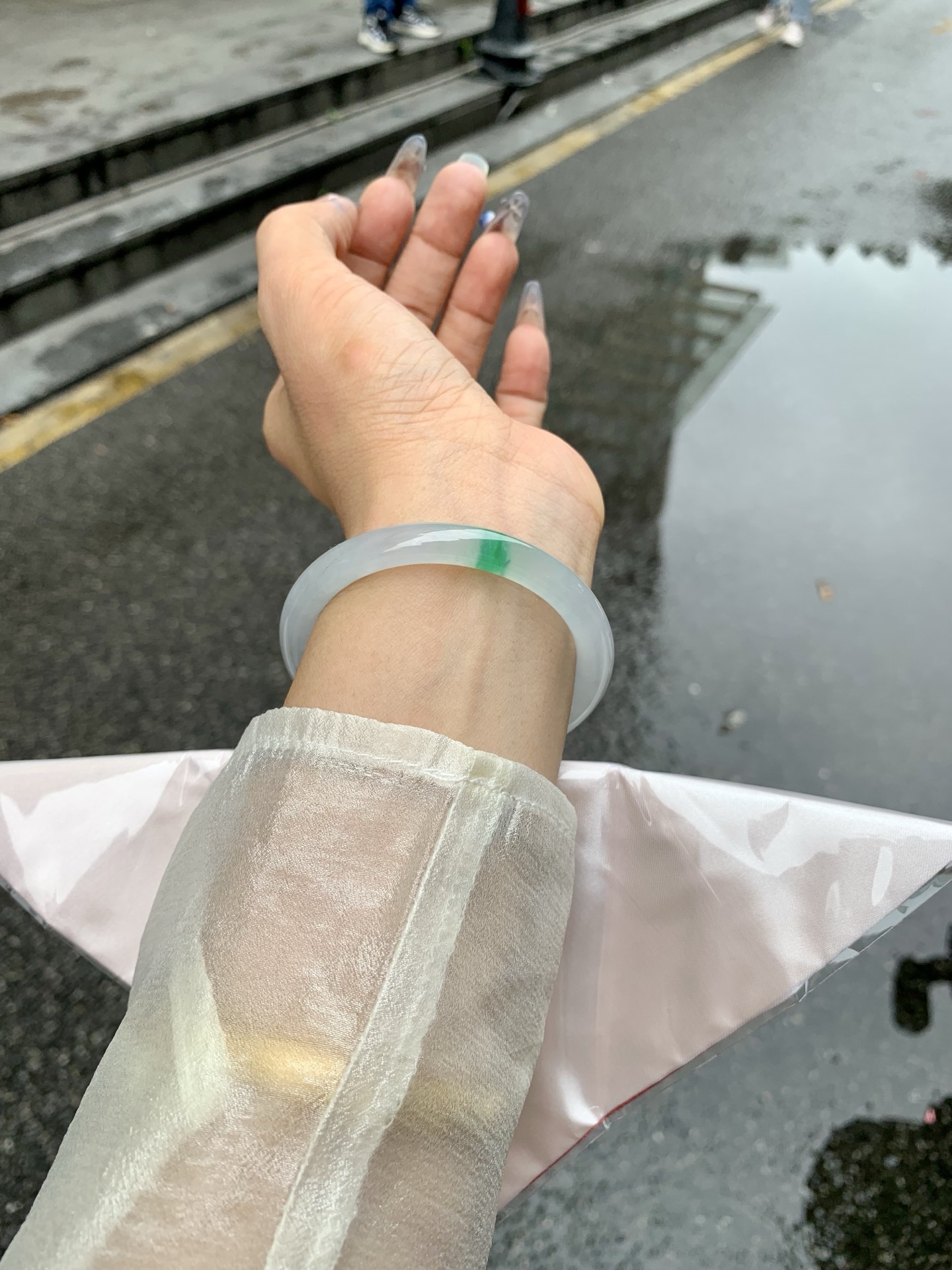 冰飘绿美人条 51.5-7-7.1 0509-75766 无裂，底妆冰透起光，清爽的底子飘两抹绿花，鲜活而灵动，犹如新冒的嫩芽，艳丽惹人
