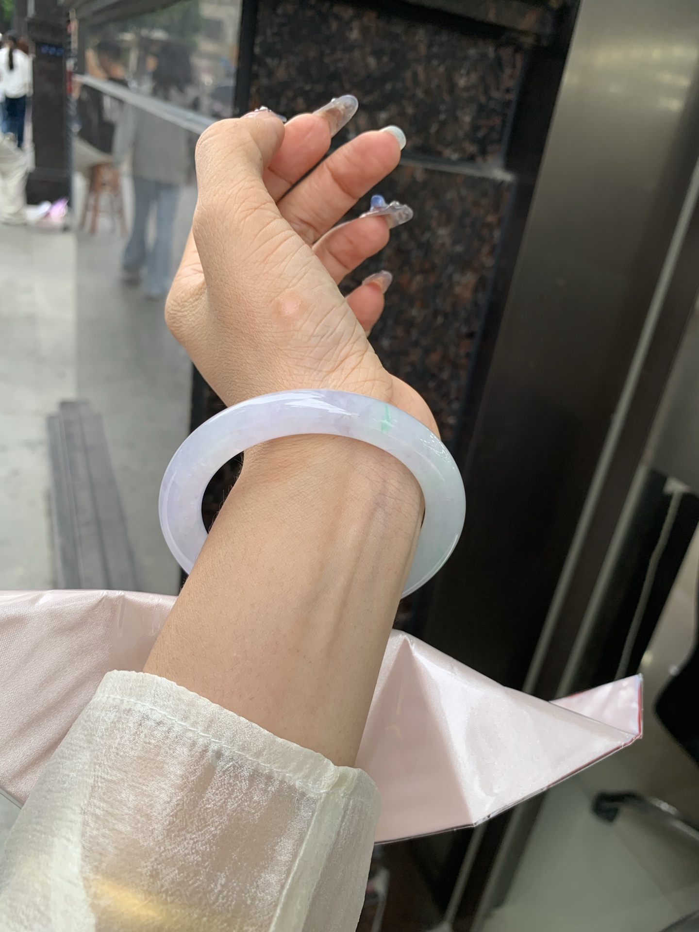 冰淡春彩圆条 0509-N648 打灯冰晶结构，细纹，底妆水润，淡淡粉底色和晴绿底搭配，如春天的繁华。在岁月的长河流转中绽放着独特的魅力，气质温婉而迷人。