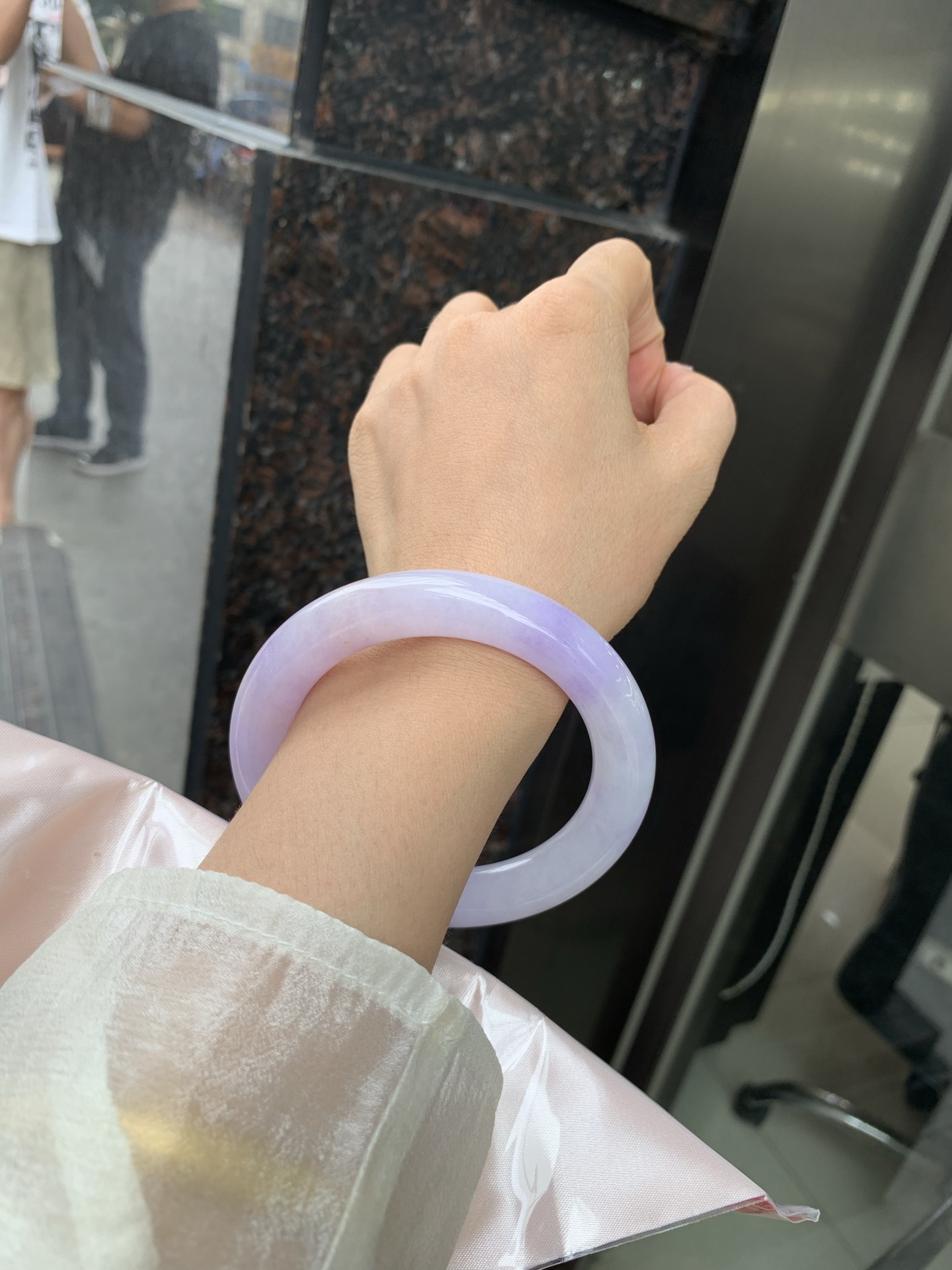圆条 60.8-12-11.6 0509-N668 打灯细纹，底妆水润，一节圈吸睛抢眼，浪漫迷人，仙气飘飘，优雅高贵显气质，感满满，满满底色均匀不失色，不同光线不一样视觉感受