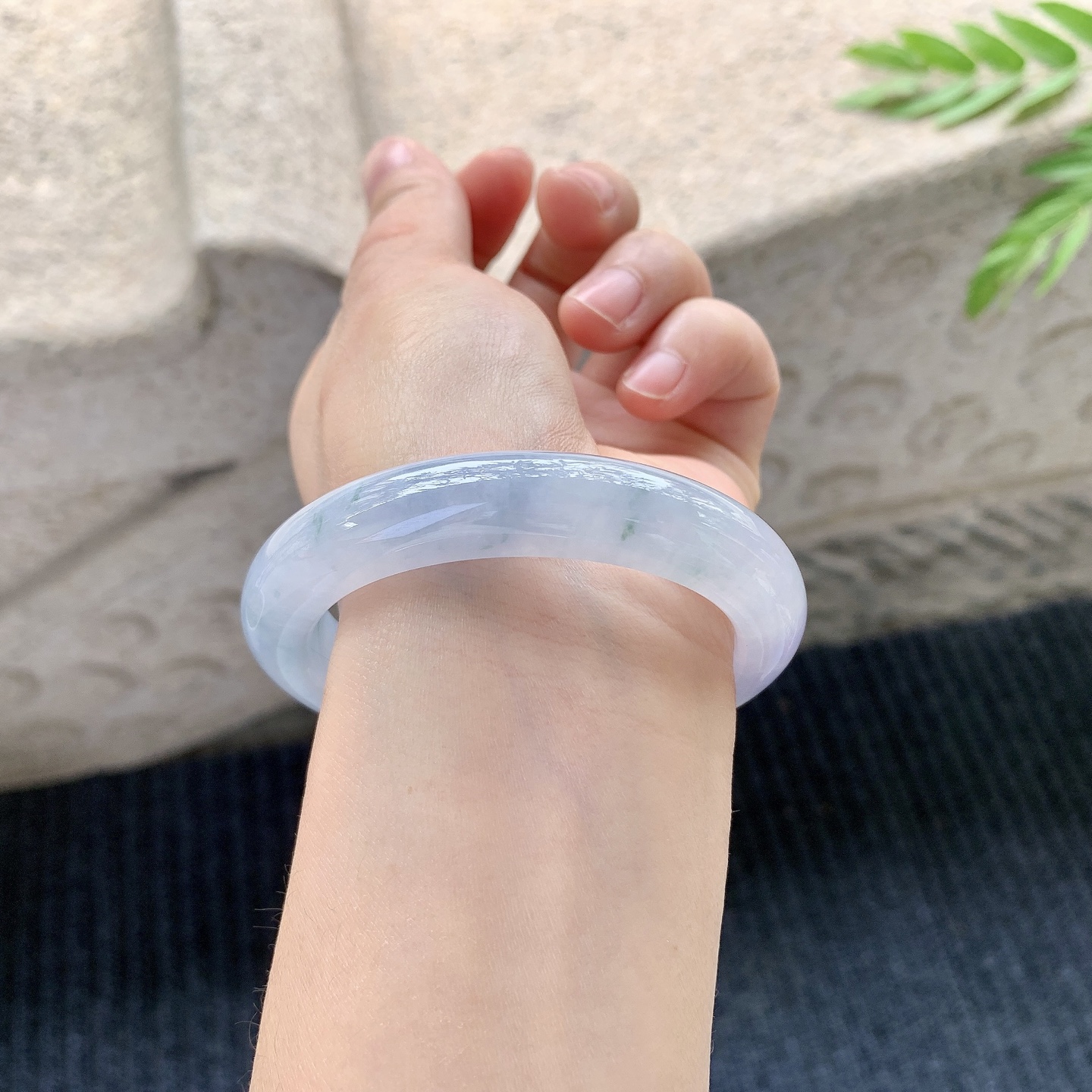 正圈52 53 【圈口】53.8/11/9 【编码】C5050281 【描述】冰糯，水润，种老，细腻，打灯有絮线